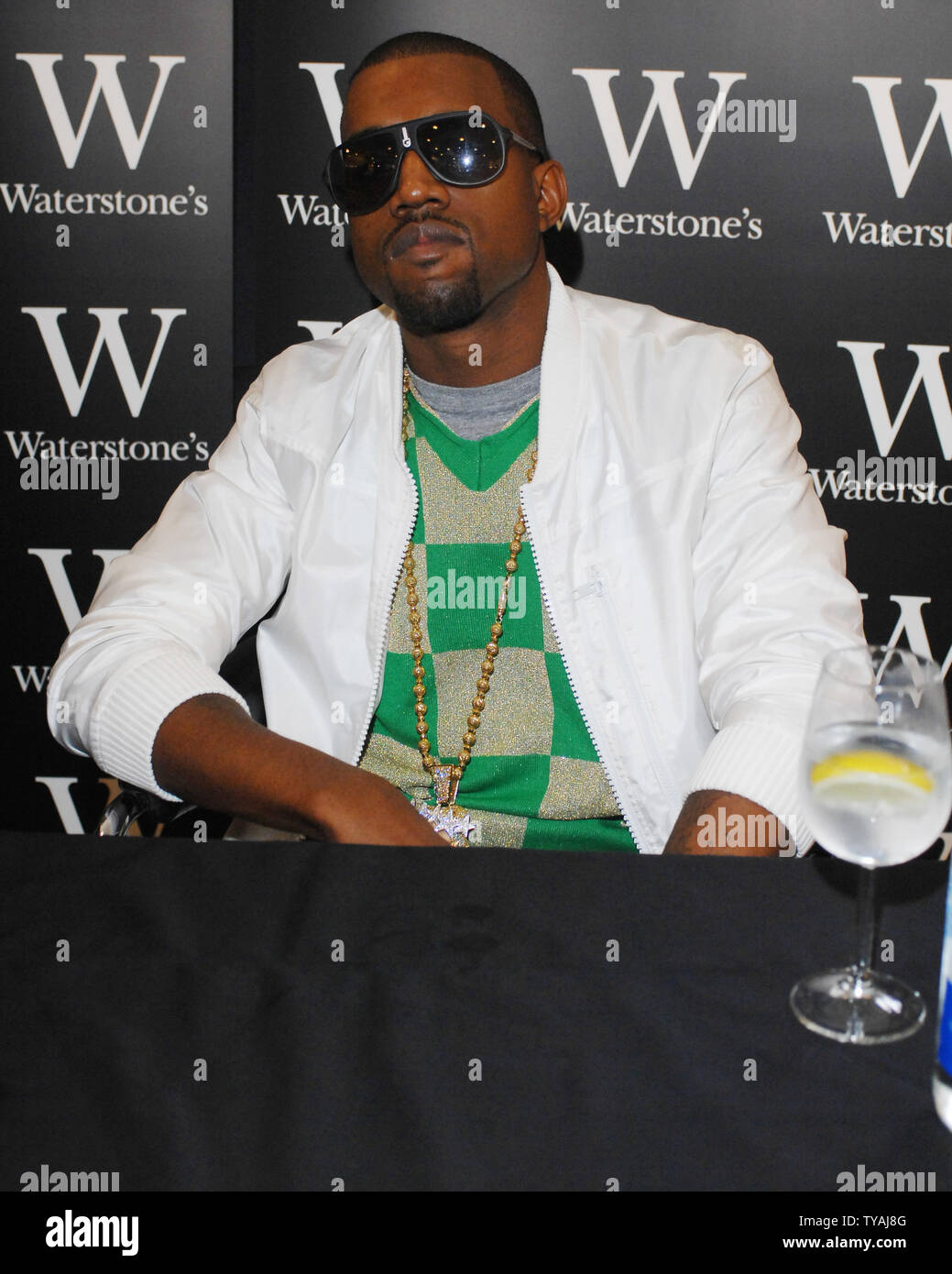 Amerikanische Hip-Hop-Star Kanye West besucht eine Unterzeichnung der Donda West Kanye Memoir 'Anheben' Unter Waterstones.com/ebooks, Piccadilly in London am 30. Juni 2007. (UPI Foto/Rune Hellestad) Stockfoto