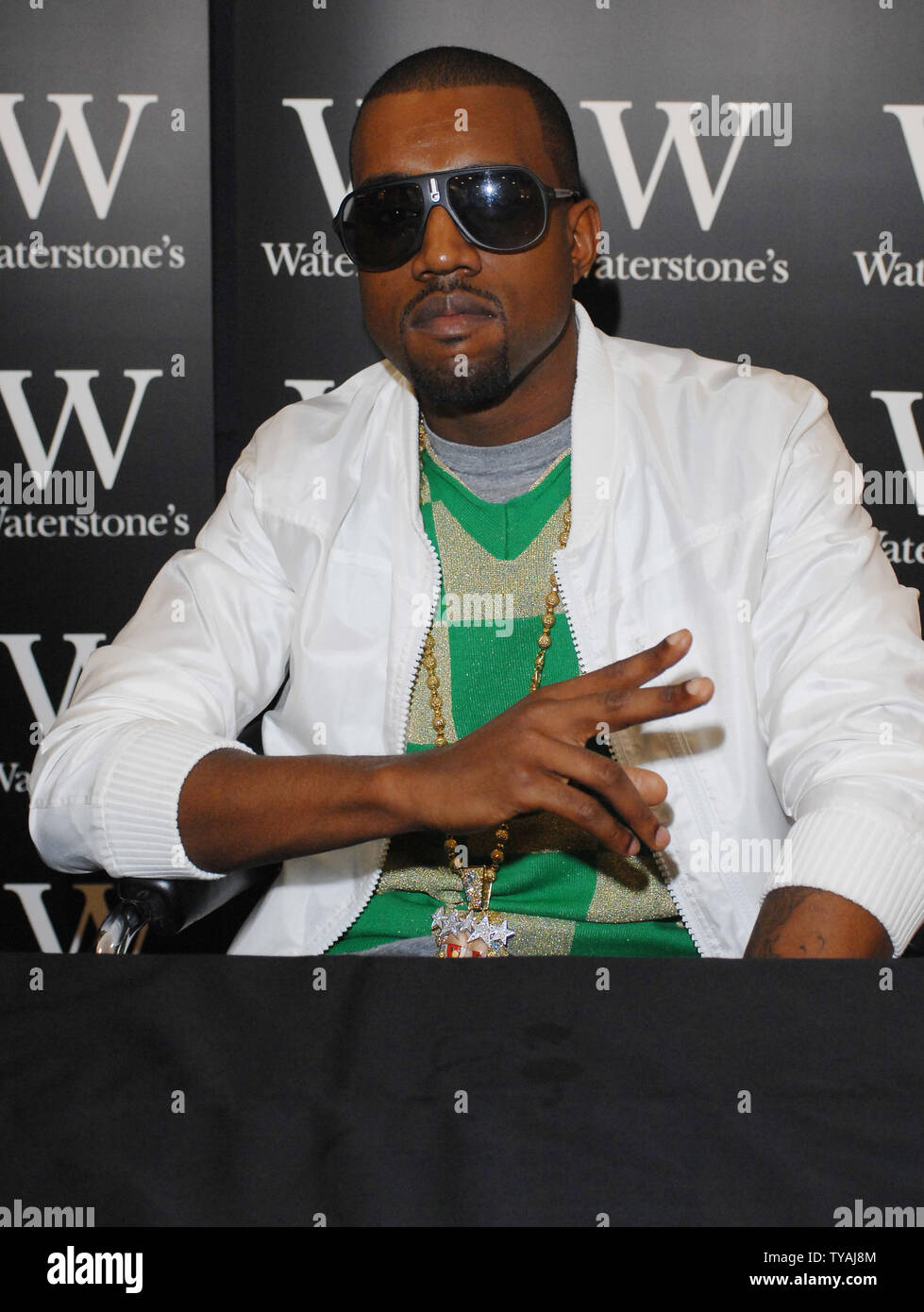 Amerikanische Hip-Hop-Star Kanye West besucht eine Unterzeichnung der Donda West Kanye Memoir 'Anheben' Unter Waterstones.com/ebooks, Piccadilly in London am 30. Juni 2007. (UPI Foto/Rune Hellestad) Stockfoto