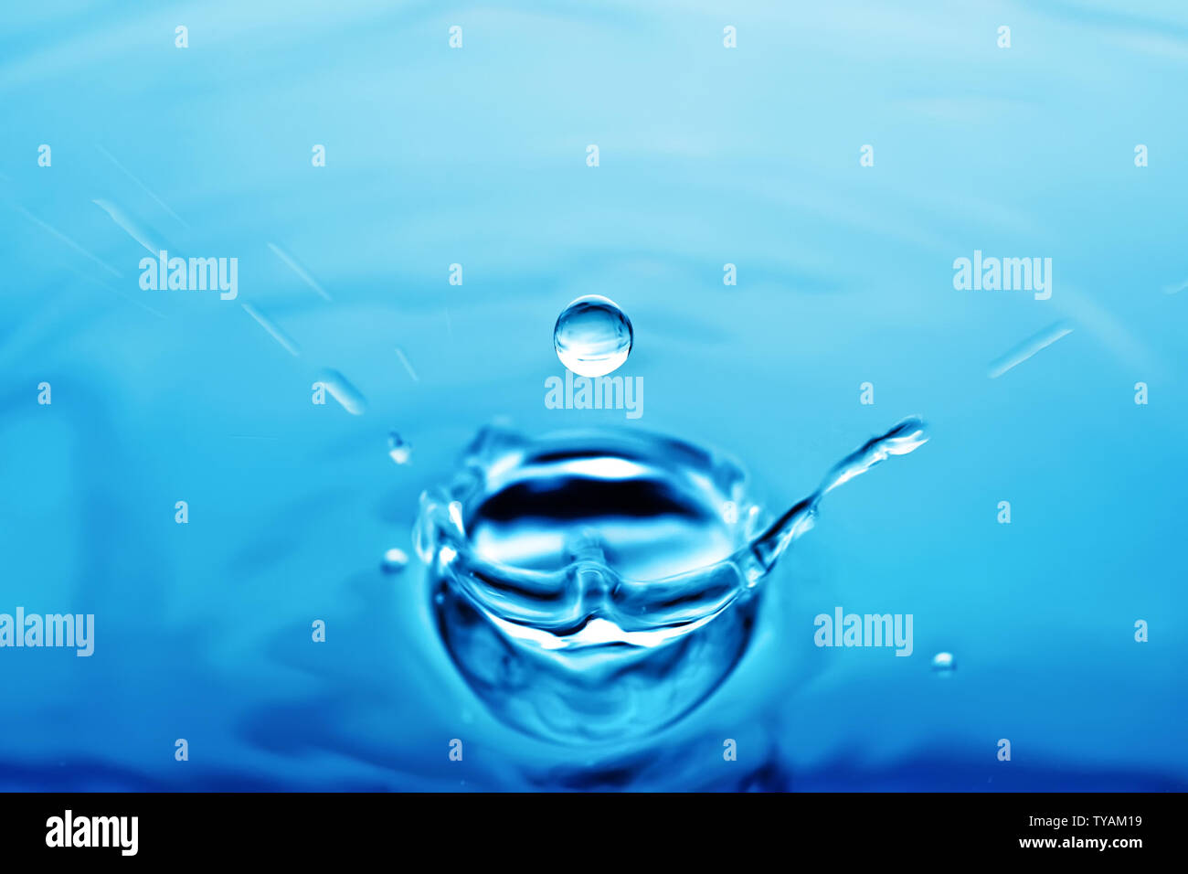 Der runden transparenten Tropfen Wasser, fällt nach unten. Selektive konzentrieren. Stockfoto