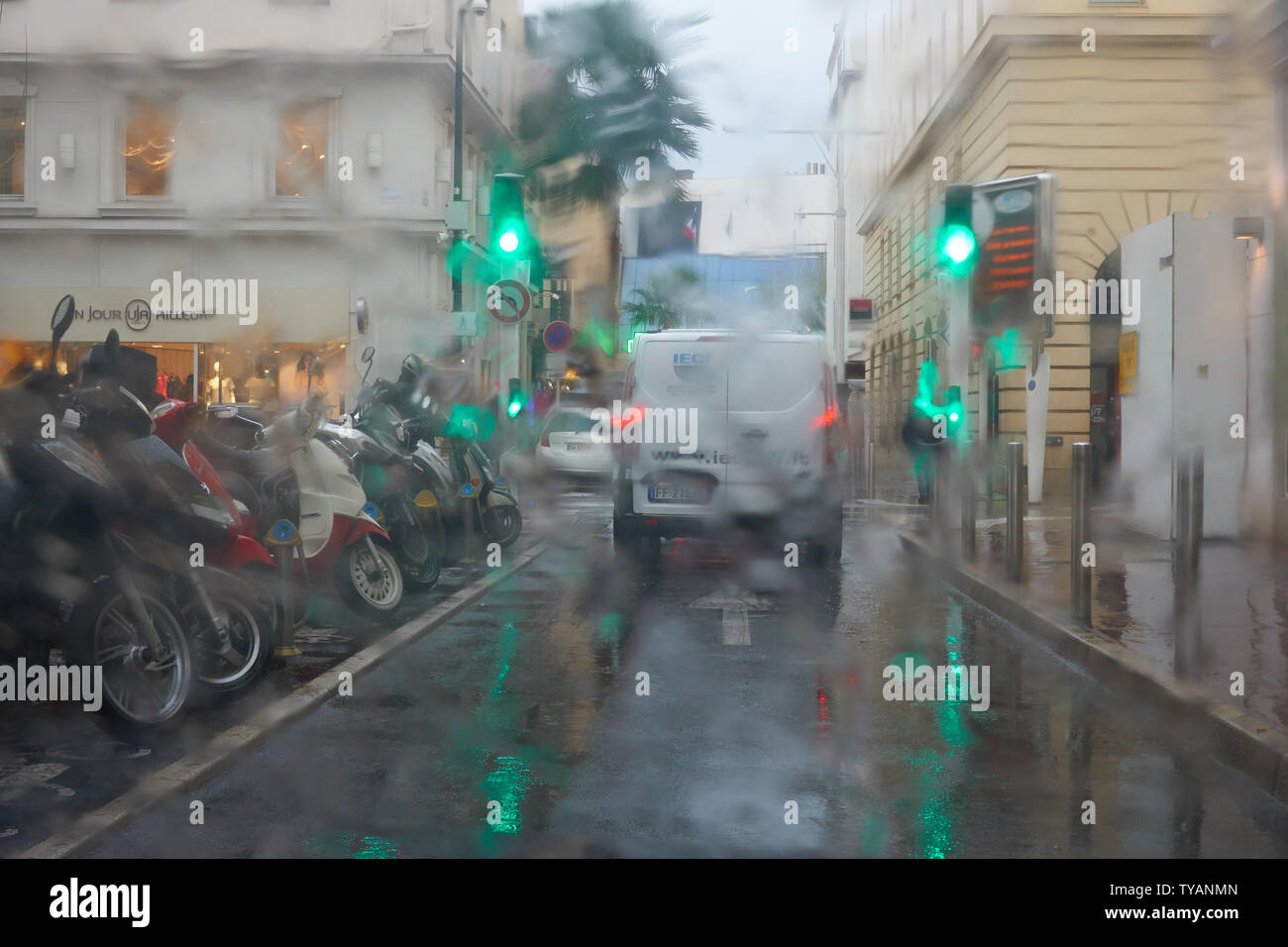 Cannes, Frankreich - April 03, 2019: regnerischen Tag in Cannes durch die Fenster des Autos. Stockfoto