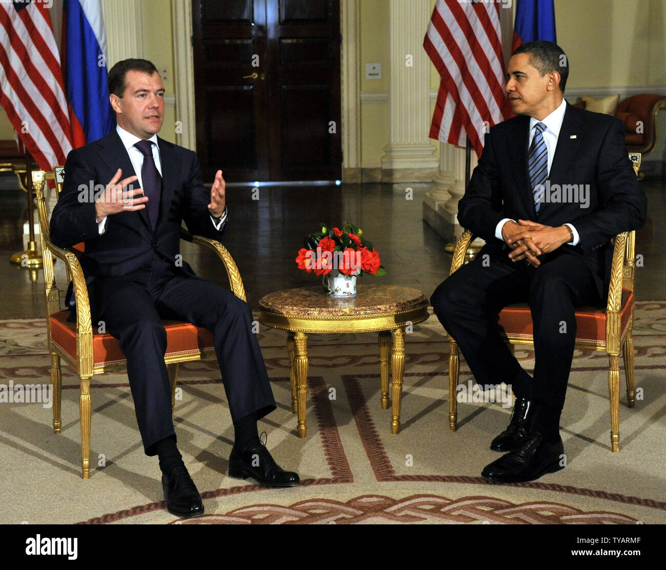 Us-Präsident Barack Obama (R) trifft sich mit seinem Russischen Amtskollegen Dmitri Medwedew in Winfield House in London am 1. April 2009. Beide Führer sind in der Stadt für das G-20-Treffen. (UPI Foto/Alex Volgin) Stockfoto