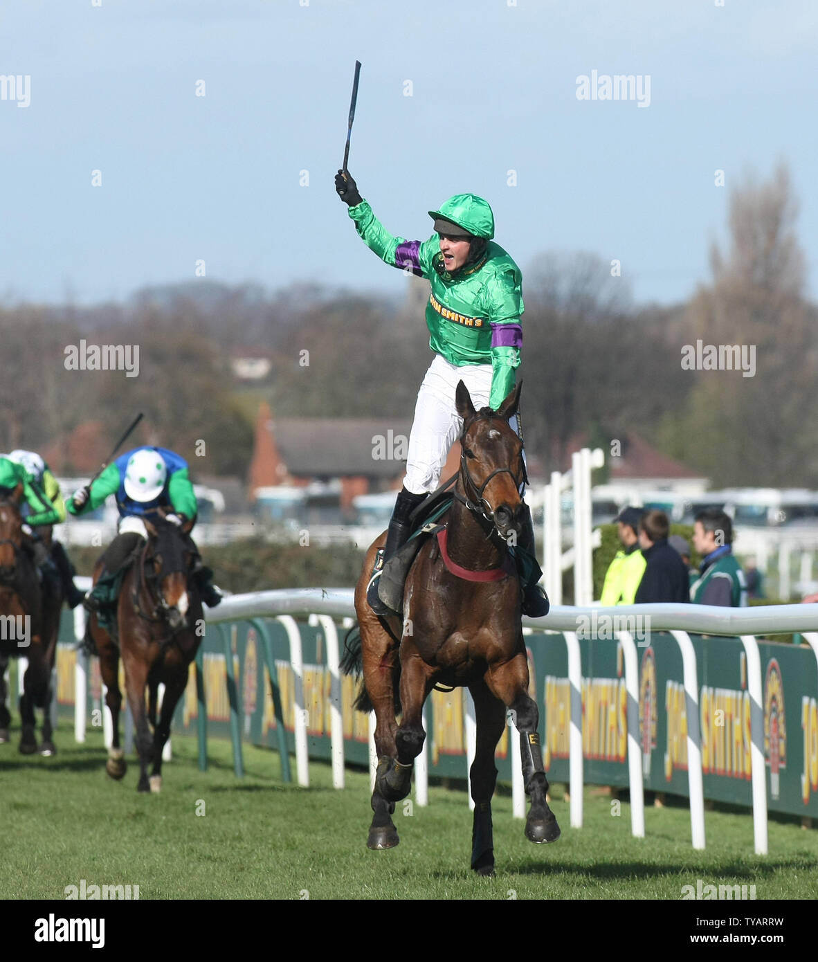 Jockey Liam Treadwell hebt seinen Arm, als er die Grand National Rennen gewinnt auf seinem Pferd Mon Mome uneins von 100-1 in Aintree am Samstag 04 April 2009. (UPI Foto/Hugo Philpott) Stockfoto