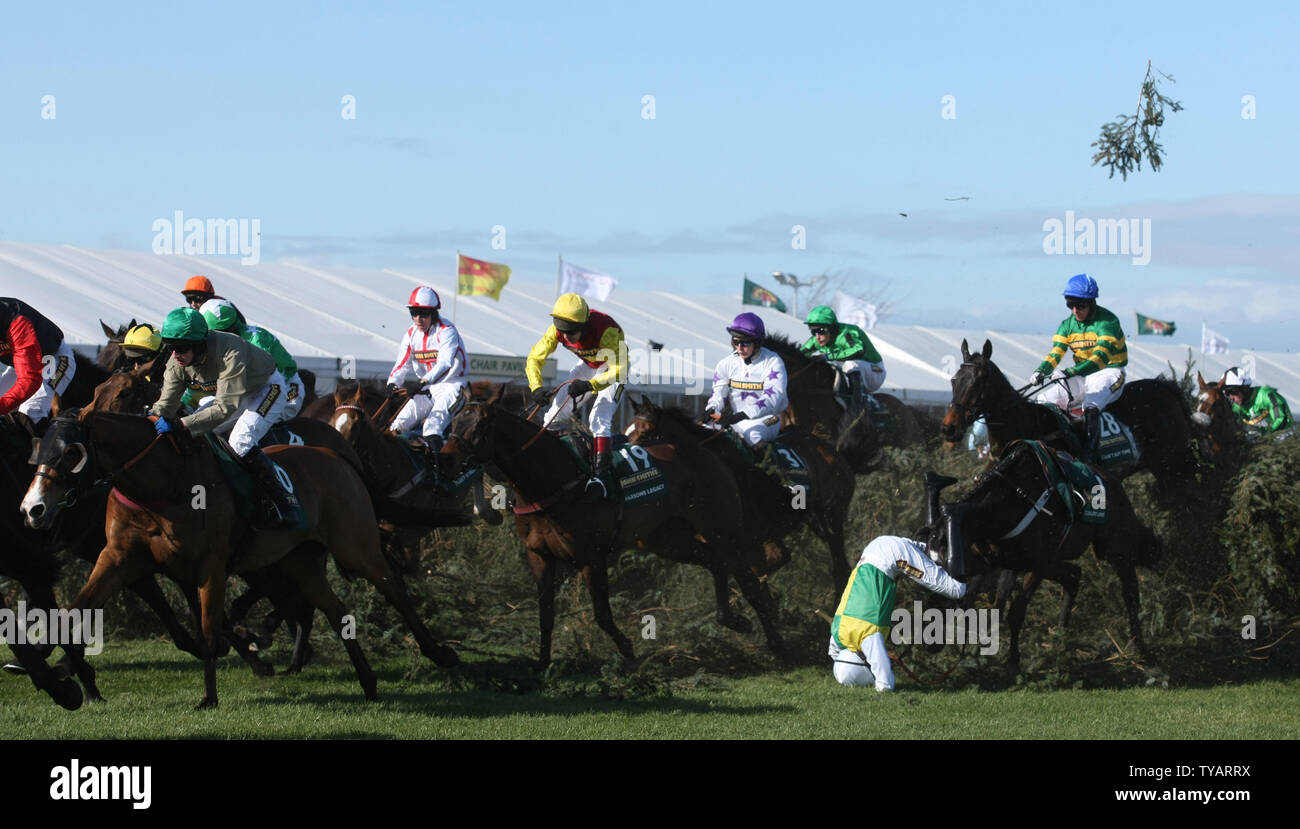 Jockeys springen die berüchtigten Stuhl Sprung am 2009 Grand National in Aintree am Samstag 04 April 2009. Das Rennen wurde von Jockey Liam treadwell auf seinem Pferd Mon Mome uneins von 100-1 gewonnen. (UPI Foto/Hugo Philpott) Stockfoto