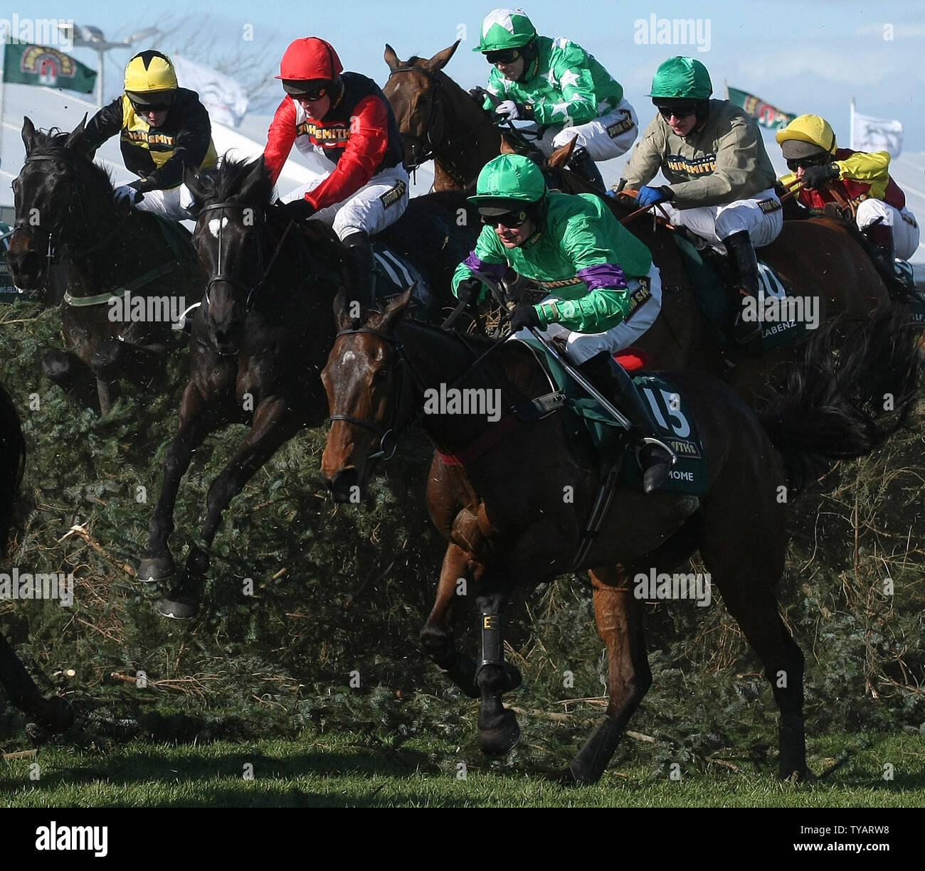 Gewinnen jockey Liam treadwell springt der berüchtigten Stuhl Sprung am 2009 Grand National in Aintree am Samstag 04 April 2009. Das Rennen wurde von Jockey Liam treadwell auf seinem Pferd Mon Mome uneins von 100-1 gewonnen. (UPI Foto/Hugo Philpott) Stockfoto