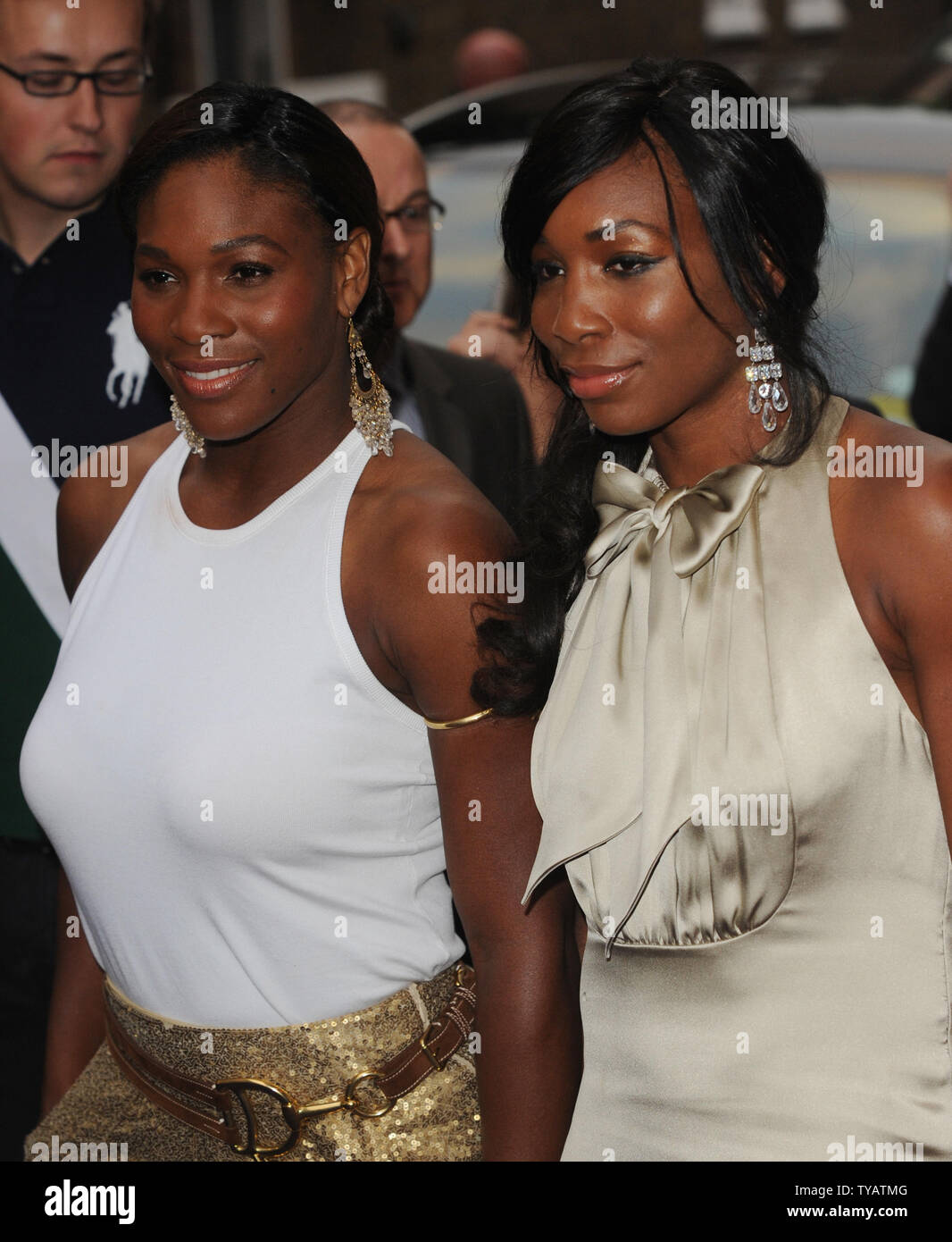 Amerikanische Tennisspieler Venus und Serena Williams nehmen an der "Ralph Lauren/Sony Ericsson WTA Tour Pre-Wimbledon Party' am Kensington Roof Gardens in London am 18. Juni 2009. (UPI Foto/Rune Hellestad) Stockfoto