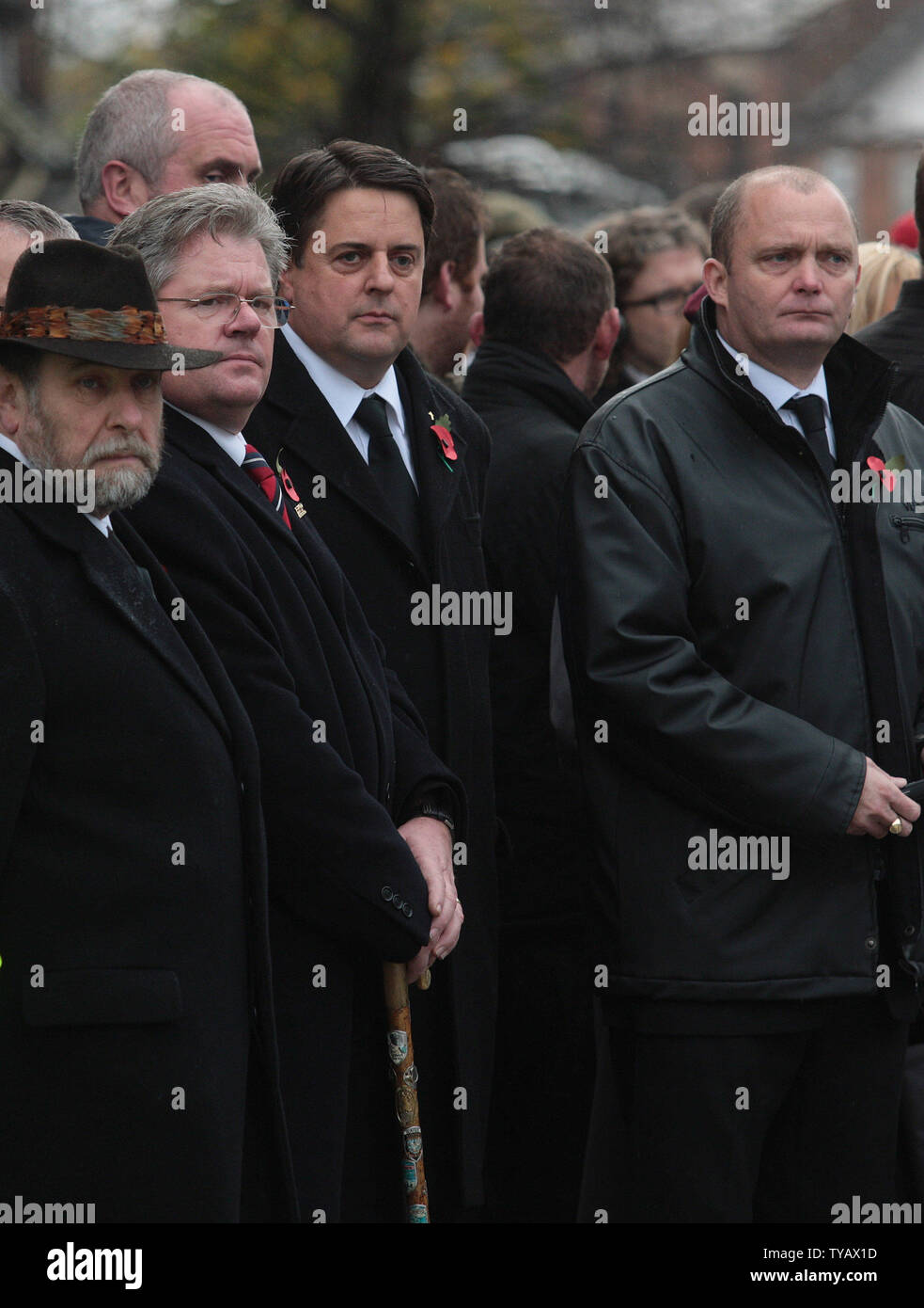 Ganz rechts Führer der British National Party Nick Griffin (C) beobachtet, wie der leichenwagen von sechs britischen Soldaten, die am 10. November 2009 zu dem Dorf Wooton Basset in Wiltshire zurückgeführt werden. Warrant Officer Darren Chant 40, Sergeant Matthew Telford 37, Scots Guards, James Major 18, der 1. Bataillon den Grenadier Guards, der Corporal Steven Boote 22 und Corporal Nicholas Webster-Smith, beide von der Royal Military Police, waren alle, als Folge von Schussverletzungen bei einem Angriff von einem afghanischen Polizisten in der Nade-Ali Bezirk der Provinz Helmand in Afghanistan am 3. November 2009 nachhaltige getötet Stockfoto