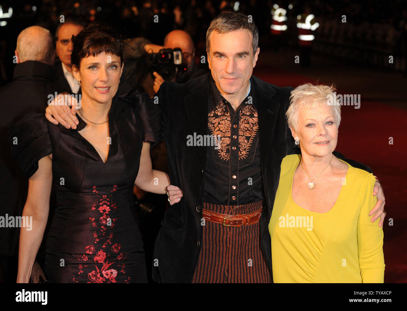 Der amerikanische Regisseur Rebecca Miller, der britische Schauspieler Daniel Day-Lewis und Schauspielerin Judi Dench besuchen die Weltpremiere von "Neun" im Odeon, Leicester Square in London am 3. Dezember 2009. UPI/Rune Hellestad Stockfoto