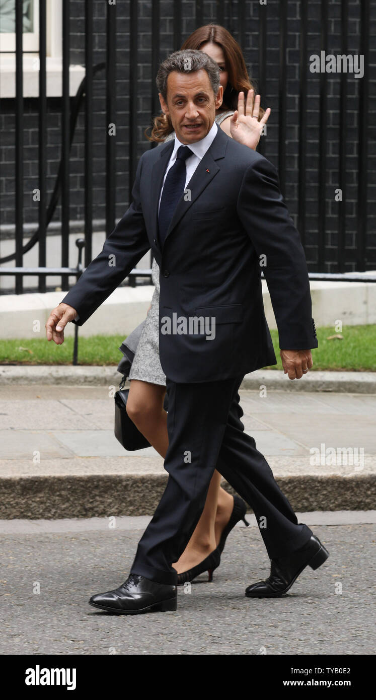 Der französische Präsident Nicolas Sarkozy und seine Frau Carla Bruni kommen an Nr. 10 Downing Street in London am Freitag, den 18. Juni 2010. Der Präsident Sarkozy ist zu Besuch in London Präsident Charles de Gaulle den berühmten Broadcast zu Widerstand Kräfte im Nazi-besetzten Frankreich zu gedenken. UPI/Hugo Philpott Stockfoto