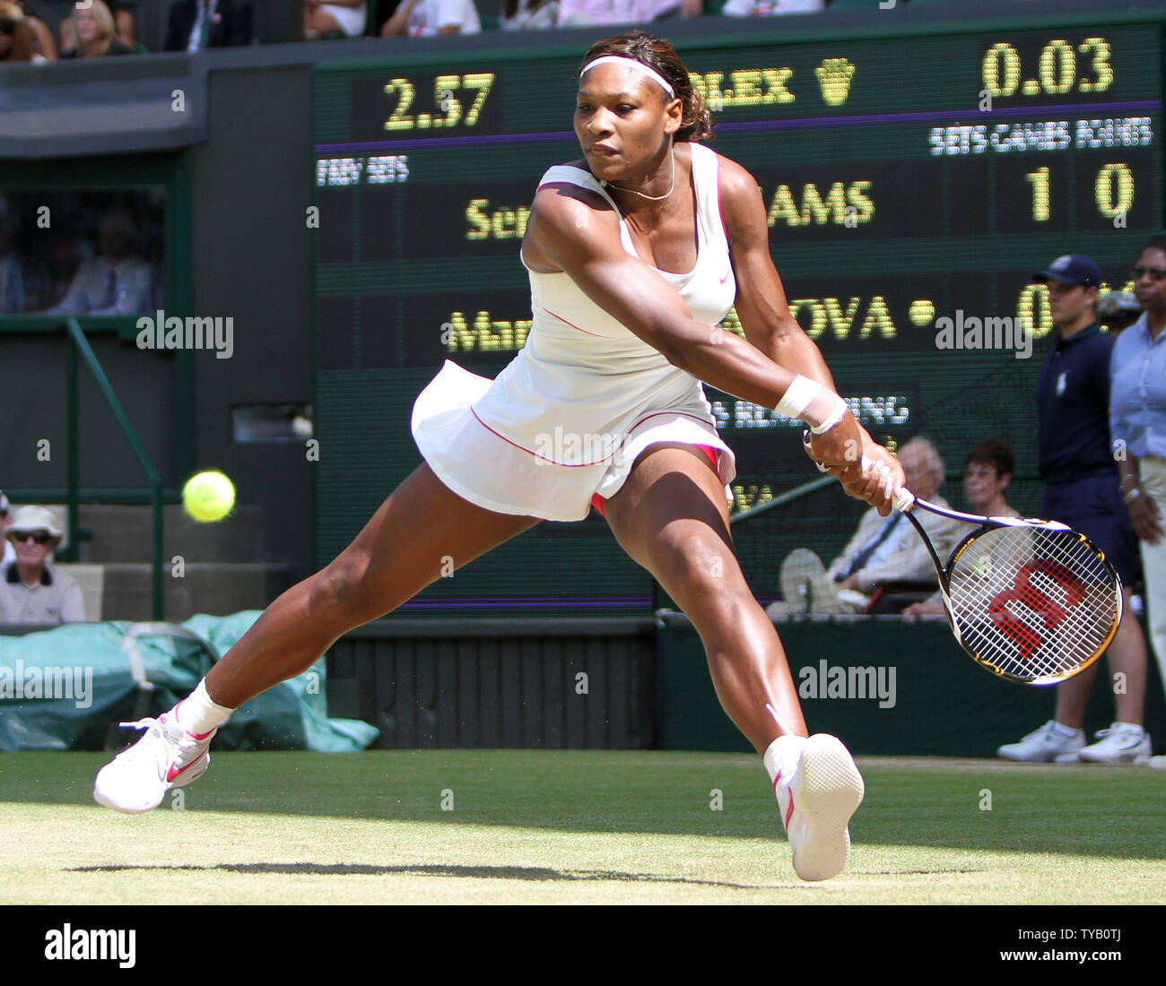 Amerikanische Serena Williams spielt eine Rückhand in ihrer Übereinstimmung mit der Russin Maria Sharapova am siebten Tag der Wimbledon Championships in Wimbledon am 28. Juni 2010. UPI/Hugo Philpott Stockfoto