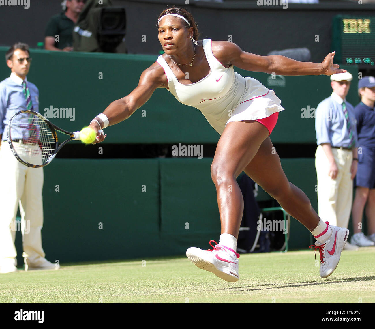 Amerikanische Serena Williams erstreckt sich die Kugel in ihrem Gesamtwettbewerbs Sieg über Chinas Na Li an der Wimbledon Championships in Wimbledon am 29. Juni 2010. Williams schlagen Li 7-5, 6-3. UPI/Hugo Philpott Stockfoto