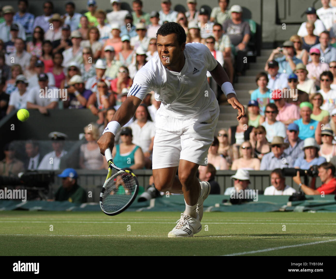 Frankreichs Jo-Wilfred Tsonga spielt gegen Großbritanniens Andy Murray auf der Wimbledon Championships in Wimbledon am 30. Juni 2010. Murray beat Tsonga 6-7. 7-6, 6-2, 6-2 UPI/Hugo Philpott Stockfoto