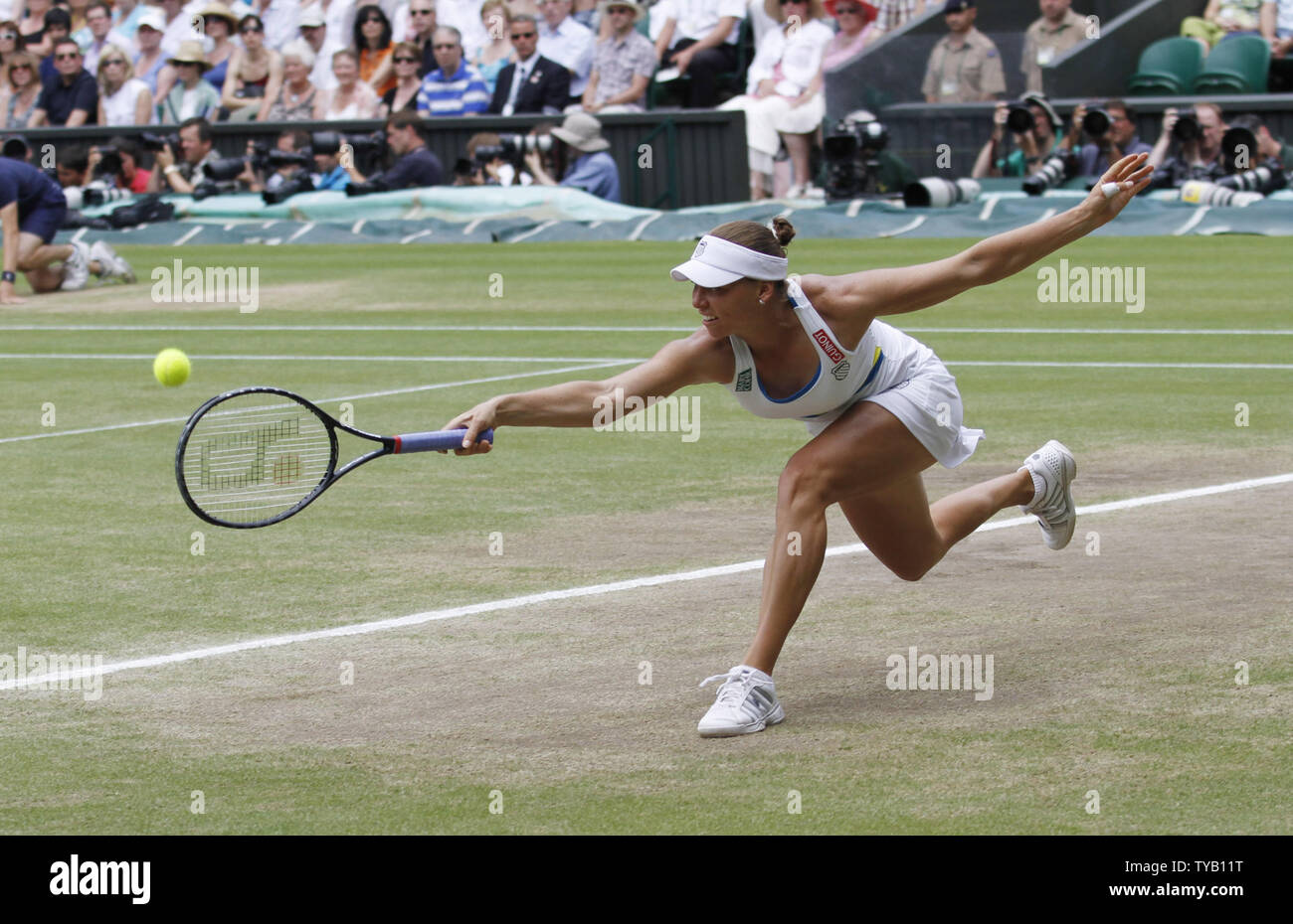 Russische Vera Zvonareva spielt eine rückhand im Wimbledon Damen Finale singles in ihr Match mit amerikanischen Serena Williams in Wimbledon am 3. Juli 2010. Williams beat Zvonareva 6-3, 6-2. UPI/Hugo Philpott Stockfoto