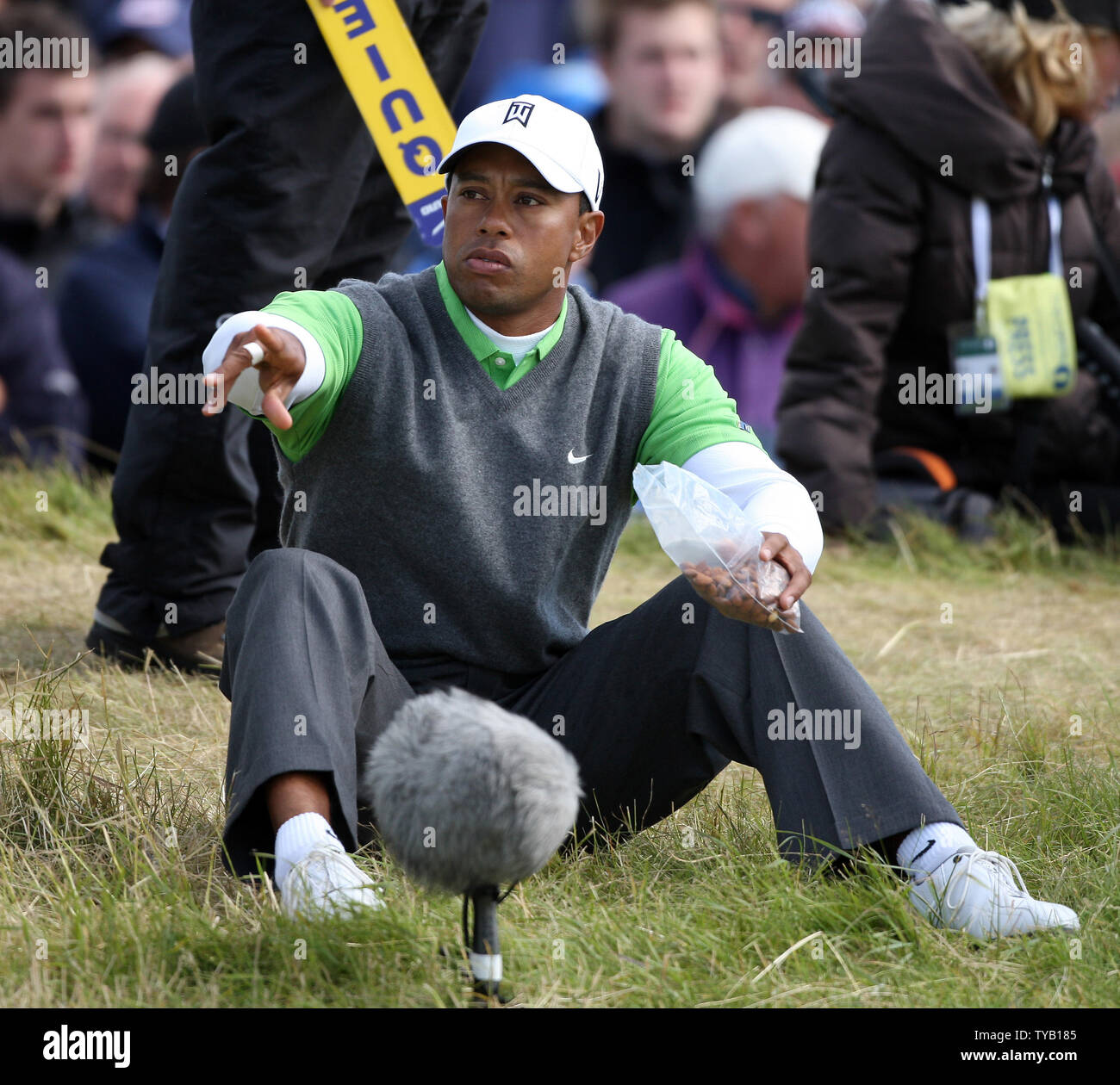 American Tiger Woods isst Nüsse auf dem 5 Loch am zweiten Tag der offenen Meisterschaft in St. Andrews, Schottland am 16. Juli 2010. UPI/Hugo Philpott Stockfoto