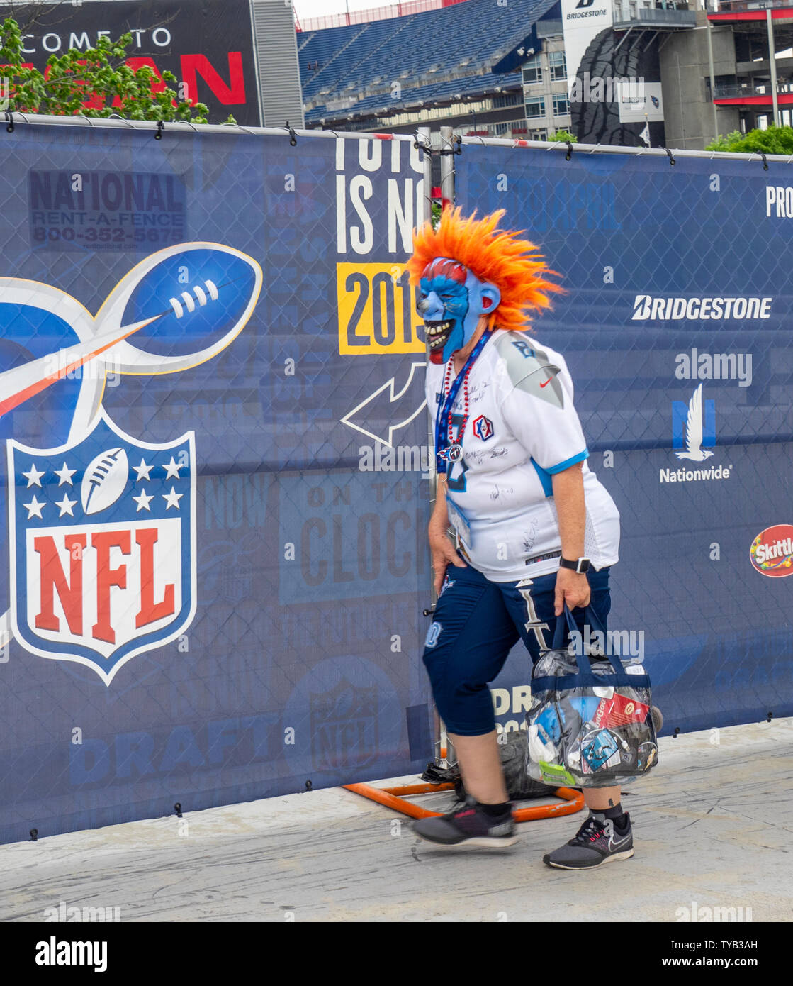 Tennessee Titans fan das Tragen einer Maske, die die John Seigenthaler Fußgängerbrücke, NFL Draft 2019, Nashville, Tennessee, USA. Stockfoto