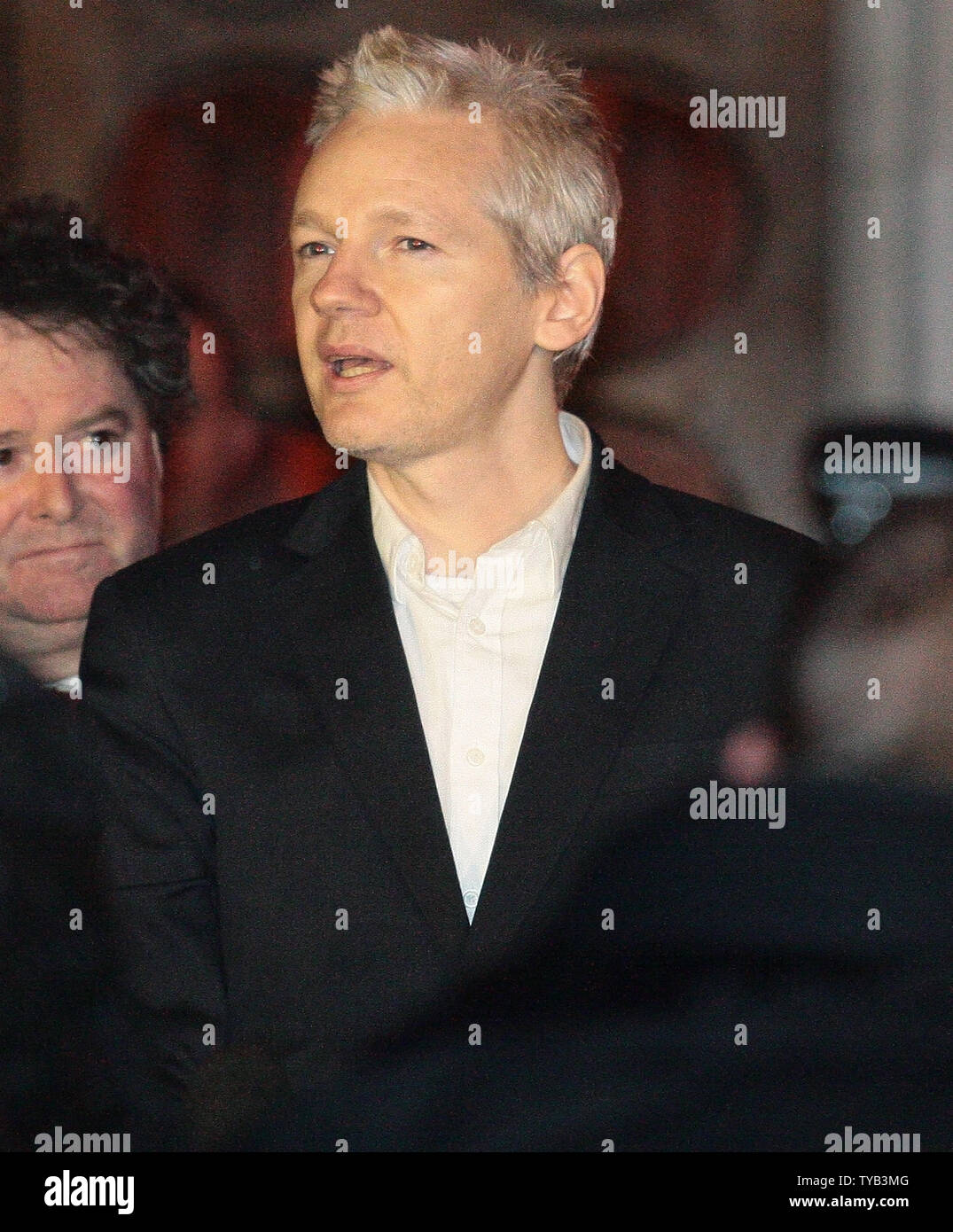 WikiLeaks Gründer Julian Assange spricht mit den Medien der Welt außerhalb der Royal Courts of Justice, nachdem er durch ein britischer Richter in London am 16. Dezember 2010 gerettet werden. UPI/Hugo Philpott Stockfoto