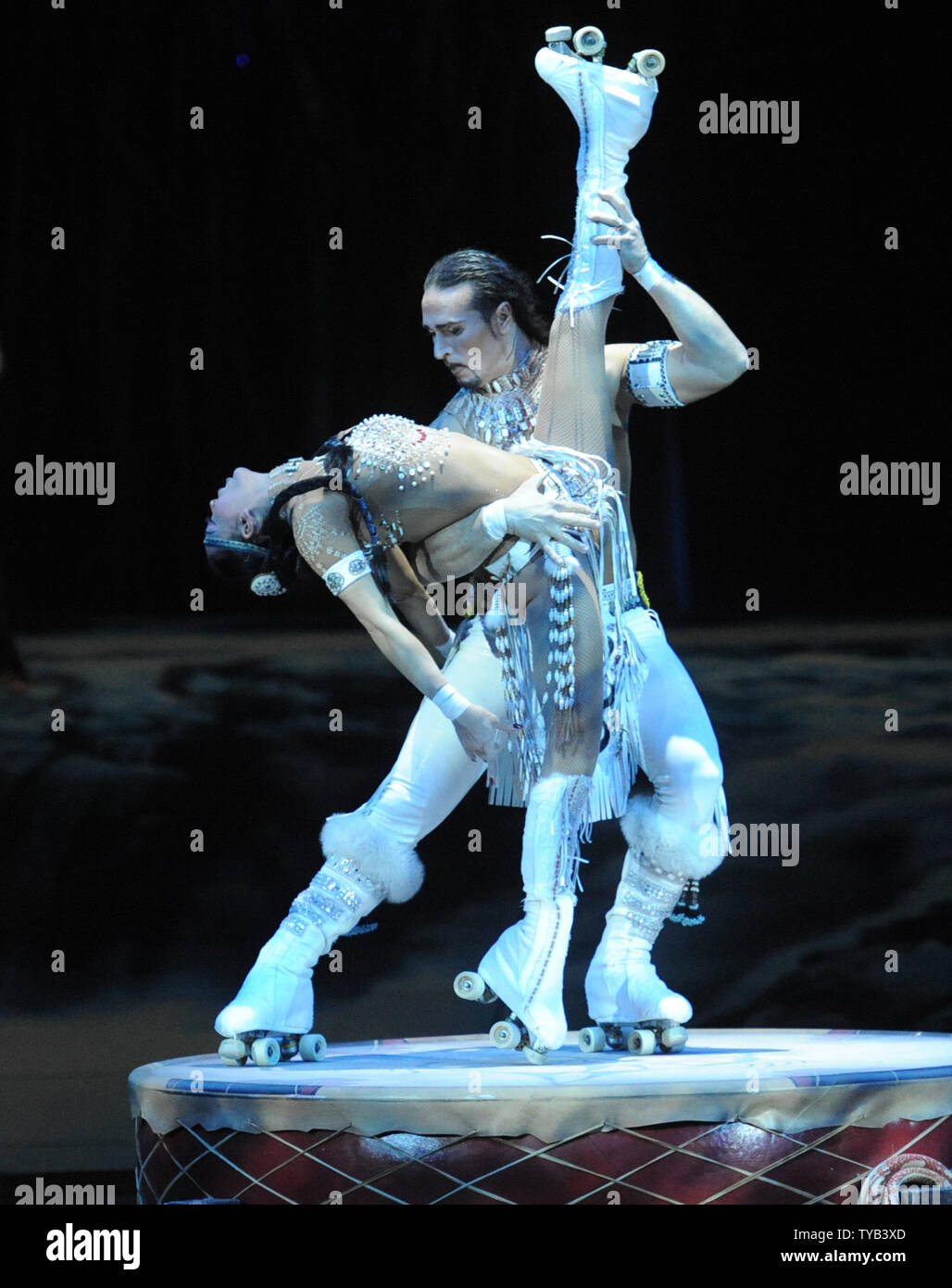 Kanadische Truppe Zirkus "Cirque du Soleil" führen in der Royal Albert Hall in London am 4. Januar 2011. UPI/Rune Hellestad Stockfoto