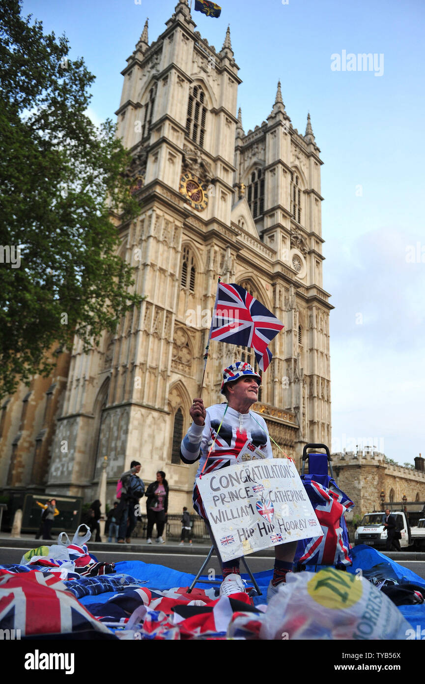 Royal enthusiast Terry Hutt camps Vor Westminster Abby in Vorbereitung für die königliche Hochzeit in London, 26. April 2011. Die königliche Hochzeit von Prinz William und Kate Middleton wird am 29. April 2011 statt. UPI/Kevin Dietsch Stockfoto