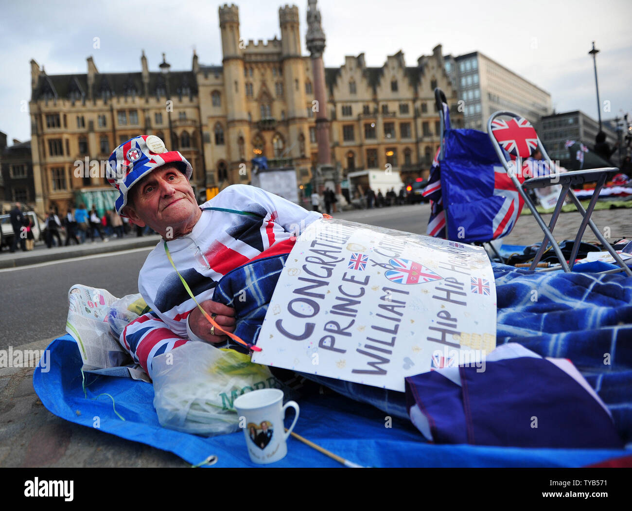 Royal enthusiast Terry Hutt camps Vor Westminster Abby in Vorbereitung für die königliche Hochzeit in London, 26. April 2011. Die königliche Hochzeit von Prinz William und Kate Middleton wird am 29. April 2011 statt. UPI/Kevin Dietsch Stockfoto