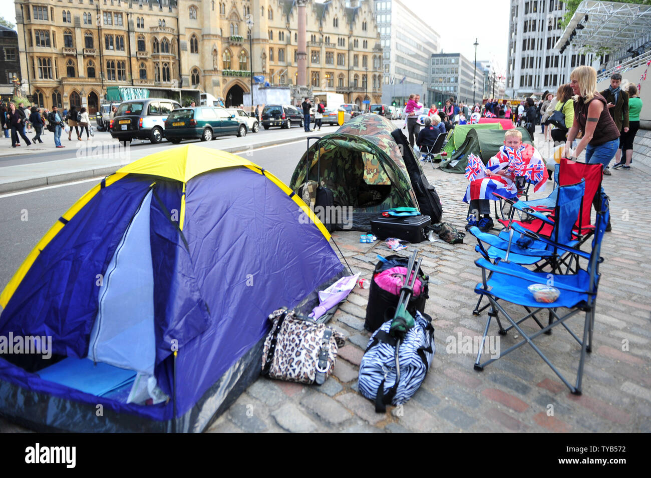 Royal enthusiast Einrichten einer Zeltstadt vor der Westminster Abby in Vorbereitung für die königliche Hochzeit in London, 26. April 2011. Die königliche Hochzeit von Prinz William und Kate Middleton wird am 29. April 2011 statt. UPI/Kevin Dietsch Stockfoto
