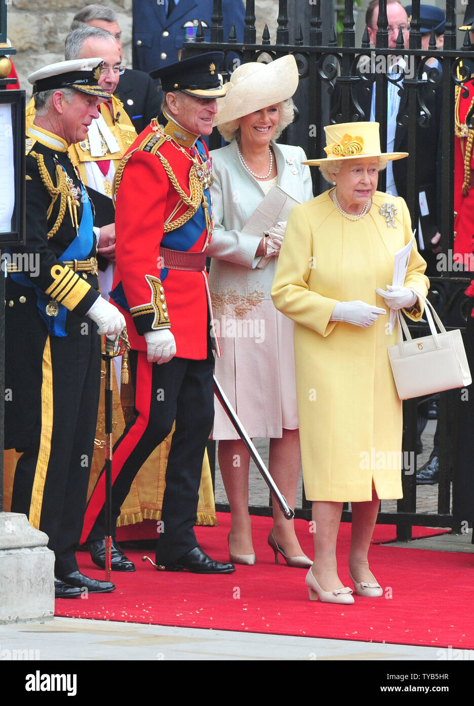Königin Elizabeth II., der Herzog von Edinburgh, Prinz Charles und Camilla, Herzogin von Cornwall, lassen Sie die Westminster Abbey nach der königlichen Hochzeit zwischen Prinz William und Prinzessin Katharina in London am 29. April 2011. UPI/Kevin Dietsch Stockfoto