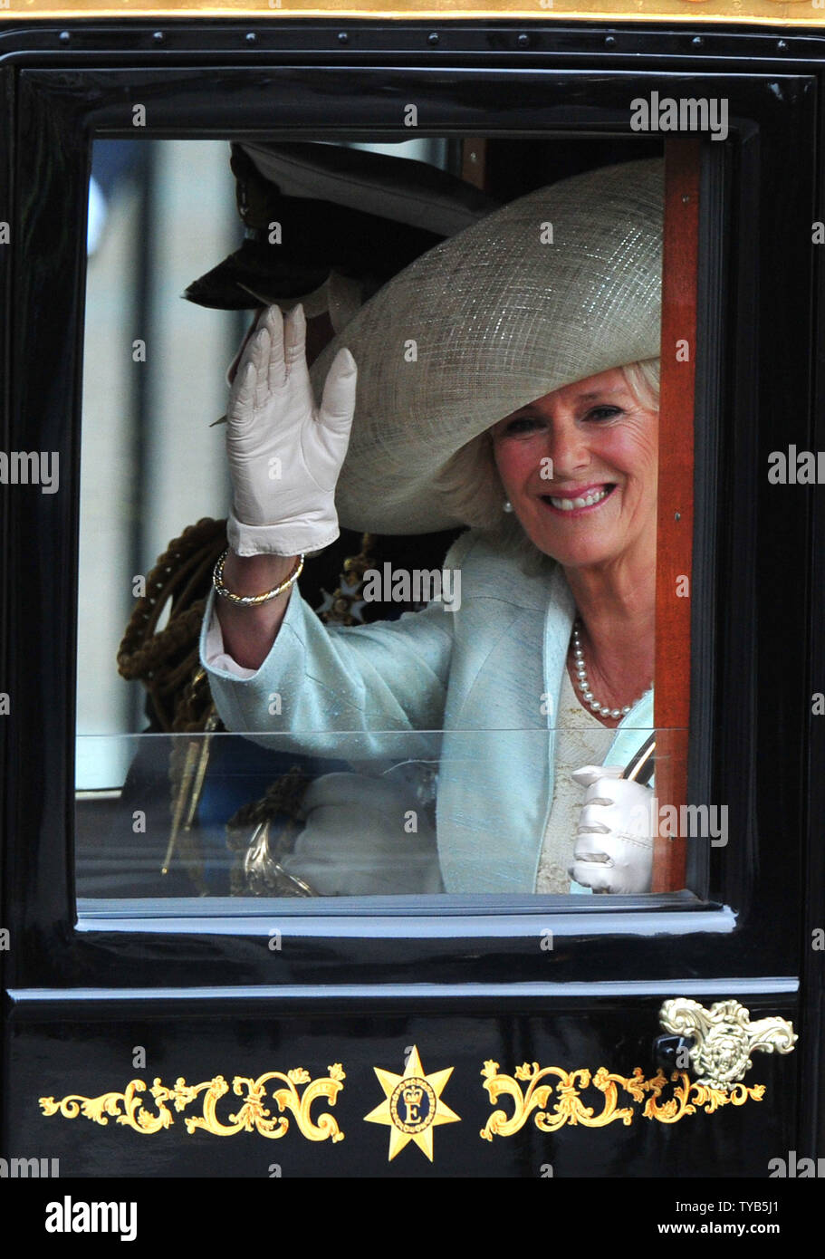 Camilla, Herzogin von Cornwall, Wellen, die aus einer Beförderung, wie sie die königliche Hochzeit zwischen Prinz William und Prinzessin Katharina von Westminster Abbey in London am 29. April 2011 verlässt. UPI/Kevin Dietsch Stockfoto