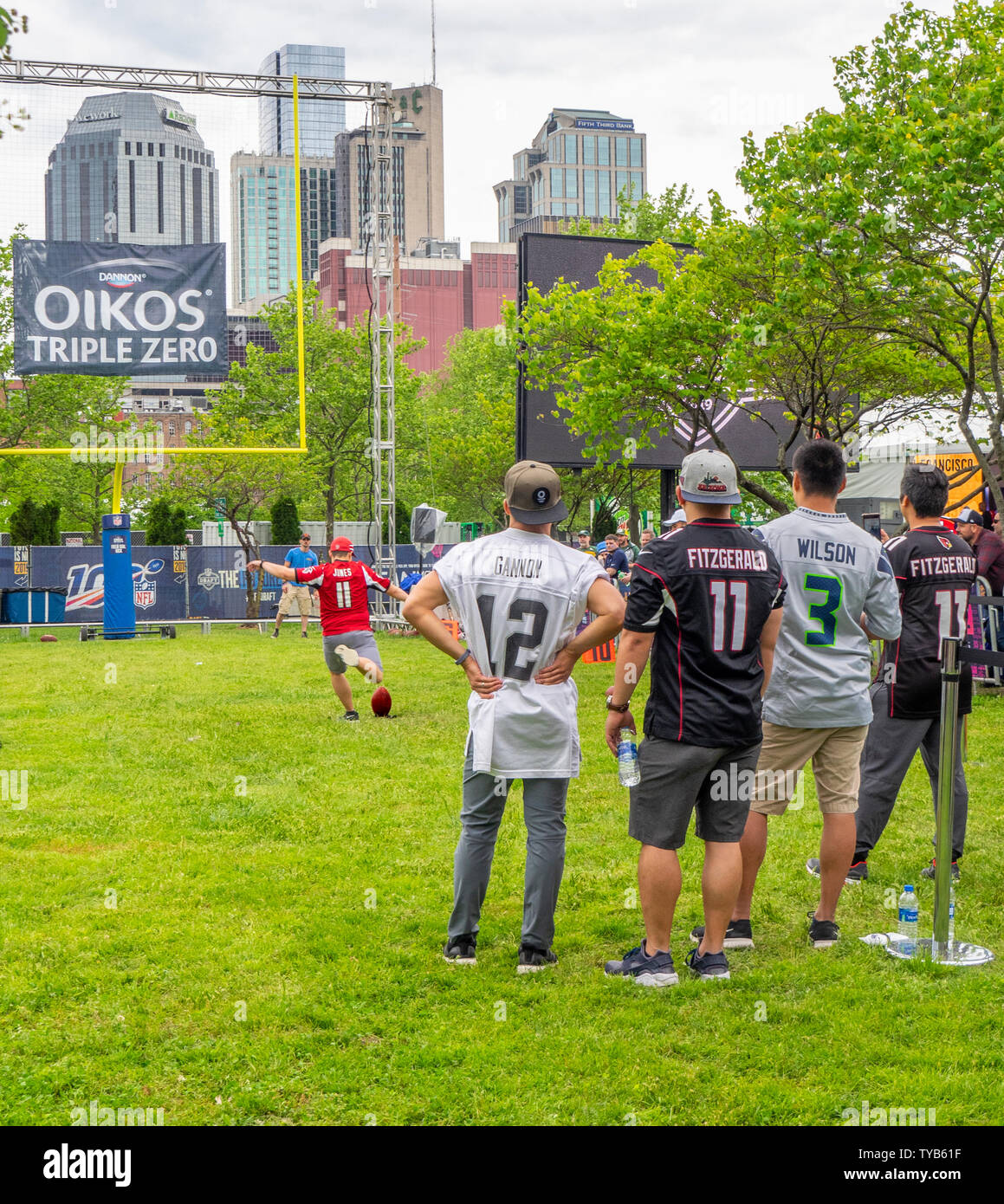 Männliche NFL Fans in ein Ziel kicking Wettbewerb im NFL Draft 2019 Nissan Stadium, Nashville, Tennessee, USA. Stockfoto