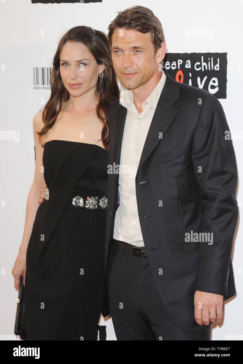 Claire Forlani Und Dougray Scott Halten Ein Kind Alive Schwarze Kugel Im Roundhouse Ankunfte London England 15 06 11 Stockfotografie Alamy