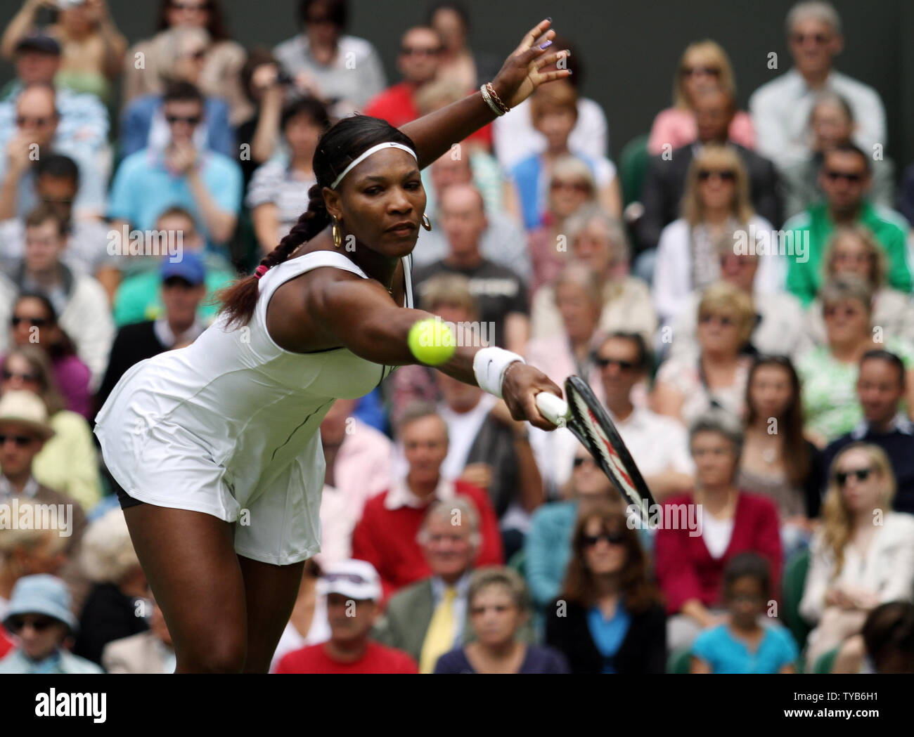 Serena Williams gibt den Ball in ihrem Match gegen Frankreich Aravane Rezai am zweiten Tag des 125 Wimbledon Championships in Wimbledon, England am Dienstag, 21. Juni 2011. UPI/Hugo Philpott Stockfoto