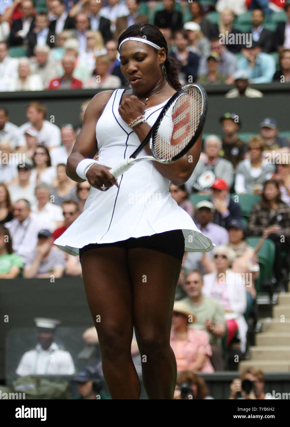 Serena Williams feiert einen Punkt in ihrem Match gegen Frankreich Aravane Rezai am zweiten Tag des 125 Wimbledon Championships in Wimbledon, England am Dienstag, 21. Juni 2011. UPI/Hugo Philpott Stockfoto
