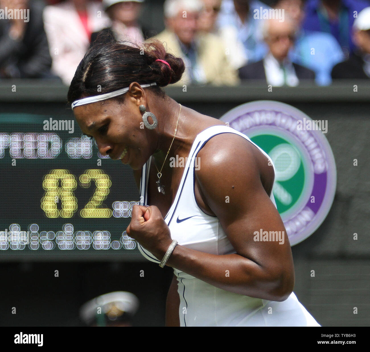 Serena Williams feiert einen Punkt in ihrem Match gegen Frankreich Aravane Rezai am zweiten Tag des 125 Wimbledon Championships in Wimbledon, England am Dienstag, 21. Juni 2011. UPI/Hugo Philpott Stockfoto