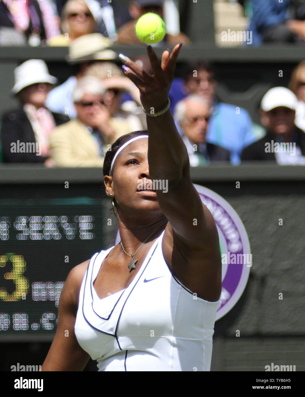 Serena Williams wirft den Ball in ihrem Match gegen Frankreich Aravane Rezai am zweiten Tag des 125 Wimbledon Championships in Wimbledon, England am Dienstag, 21. Juni 2011. UPI/Hugo Philpott Stockfoto