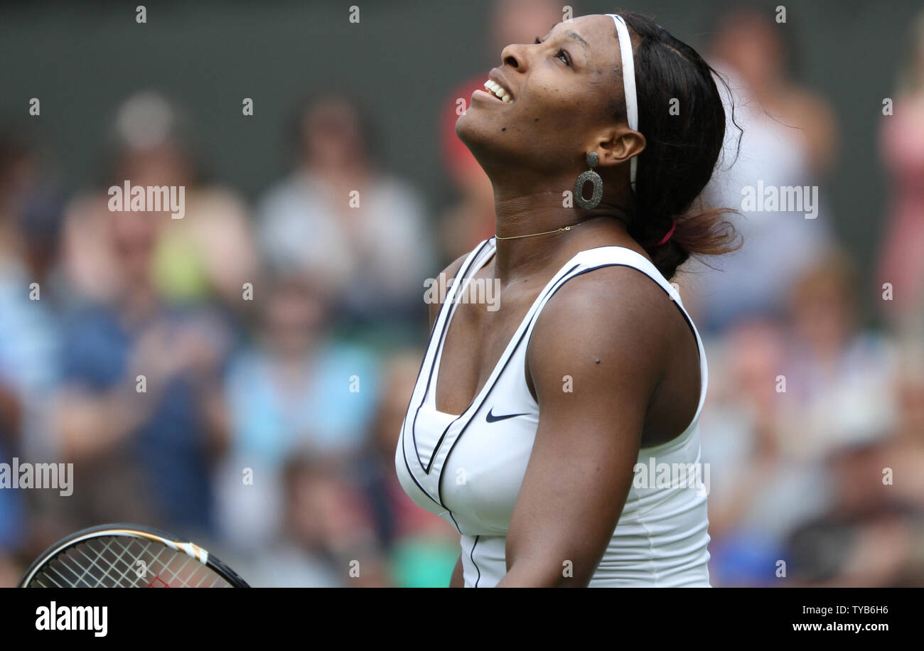 Serena Williams zeigt Erleichterung nach dem Sieg gegen Frankreich Aravane Rezai am zweiten Tag des 125 Wimbledon Championships in Wimbledon, England am Dienstag, 21. Juni 2011. UPI/Hugo Philpott Stockfoto