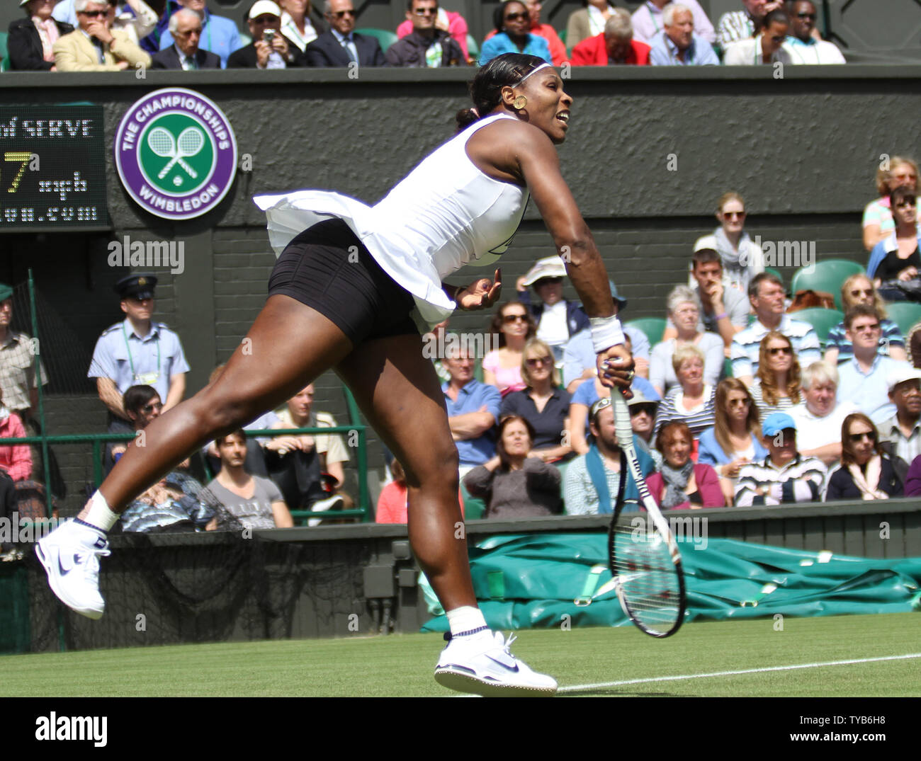 Serena Williams dient die Kugel in ihrem Match gegen Frankreich Aravane Rezai am zweiten Tag des 125 Wimbledon Championships in Wimbledon, England am Dienstag, 21. Juni 2011. UPI/Hugo Philpott Stockfoto