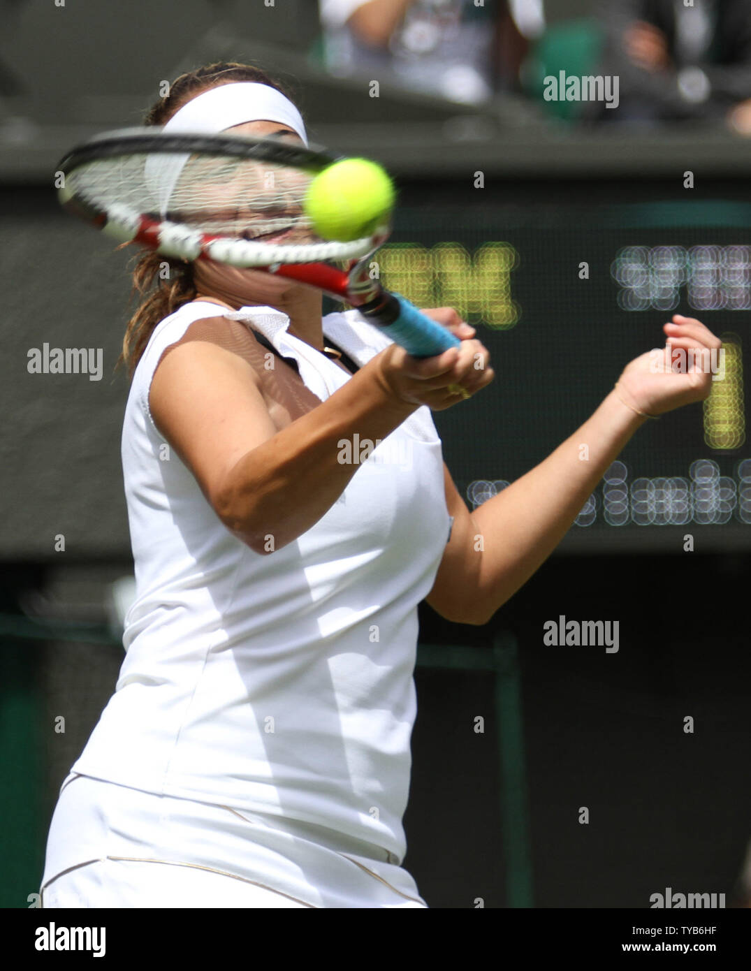 Frankreichs Aravane Rezai gibt den Ball in ihr Match gegen die USA Serena Williams am zweiten Tag des 125 Wimbledon Championships in Wimbledon, England am Dienstag, 21. Juni 2011. UPI/Hugo Philpott Stockfoto
