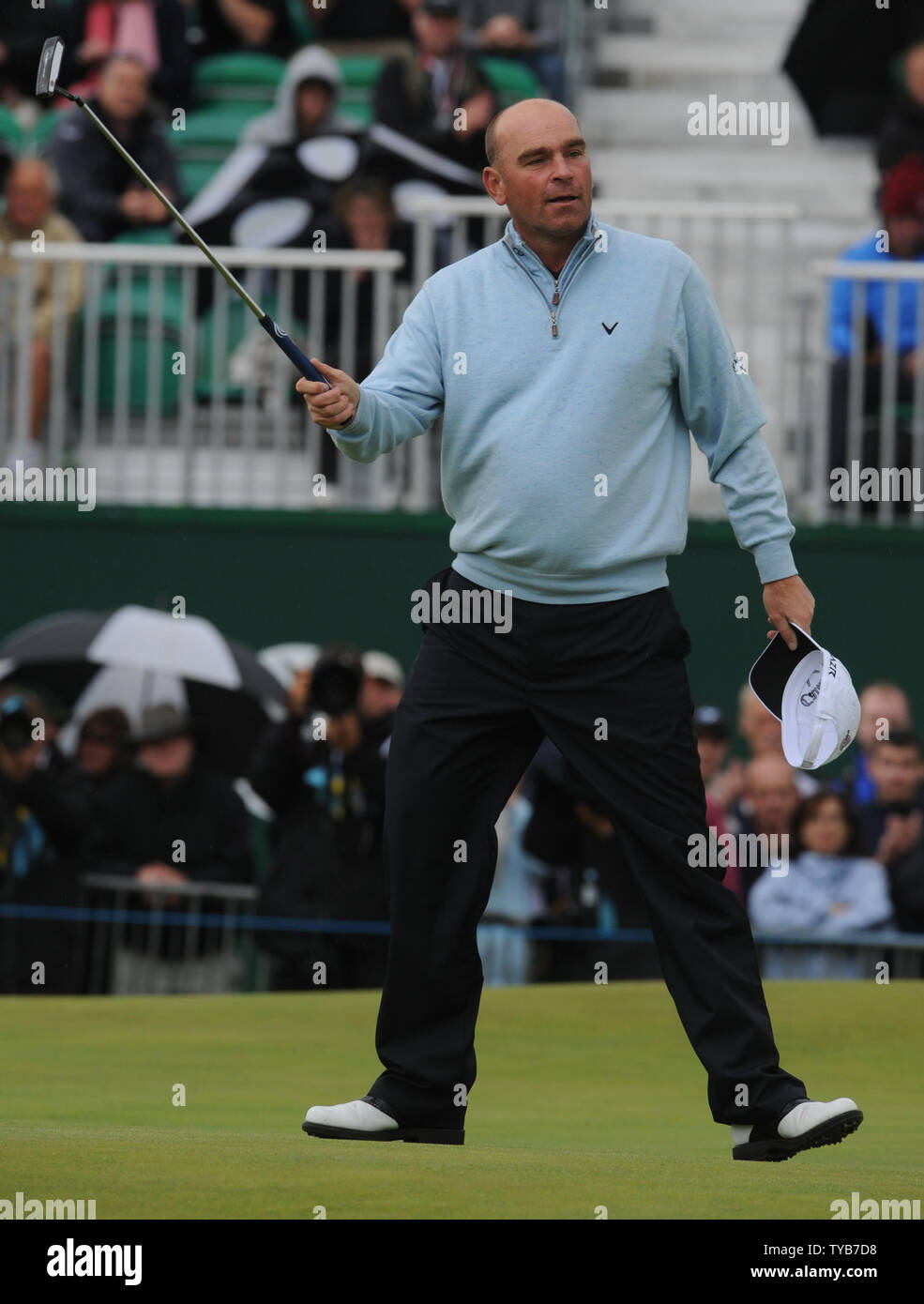 Dänemarks Thomas Bjorn feiert fünf unter Par Runde auf dem 18 Grün am ersten Tag des 140. offene Meisterschaft in Royal St. Georges Golf Club Sandwich, England am Donnerstag, 14. Juli 2011. UPI/Hugo Philpott Stockfoto