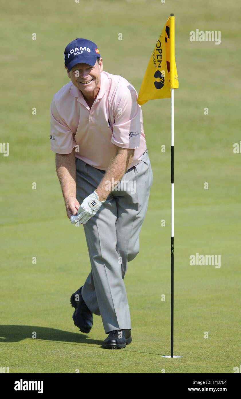 Amerikaner Tom Watson feiert eine Bohrung in einer auf dem 6 Loch am zweiten Tag der 140. offene Meisterschaft in Royal St. Georges Golf Club Sandwich, England am Freitag, den 15. Juli 2011. UPI/Hugo Philpott Stockfoto