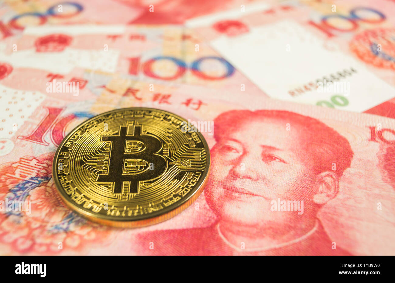Crypto Währung Konzept - ein Bitcoin mit Chinece Währung Renminbi Yuan RMB, Stockfoto