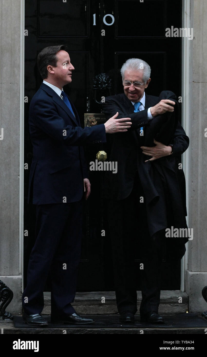 Der britische Premierminister David Cameron (L) und sein italienischer Kollege Mario Monti an Nr. 10 Downing Street am 18. Januar 2012 in London. Herr Monti ist Sitzung Herr Cameron der Euro Krise zu diskutieren. UPI/Hugo Philpott Stockfoto
