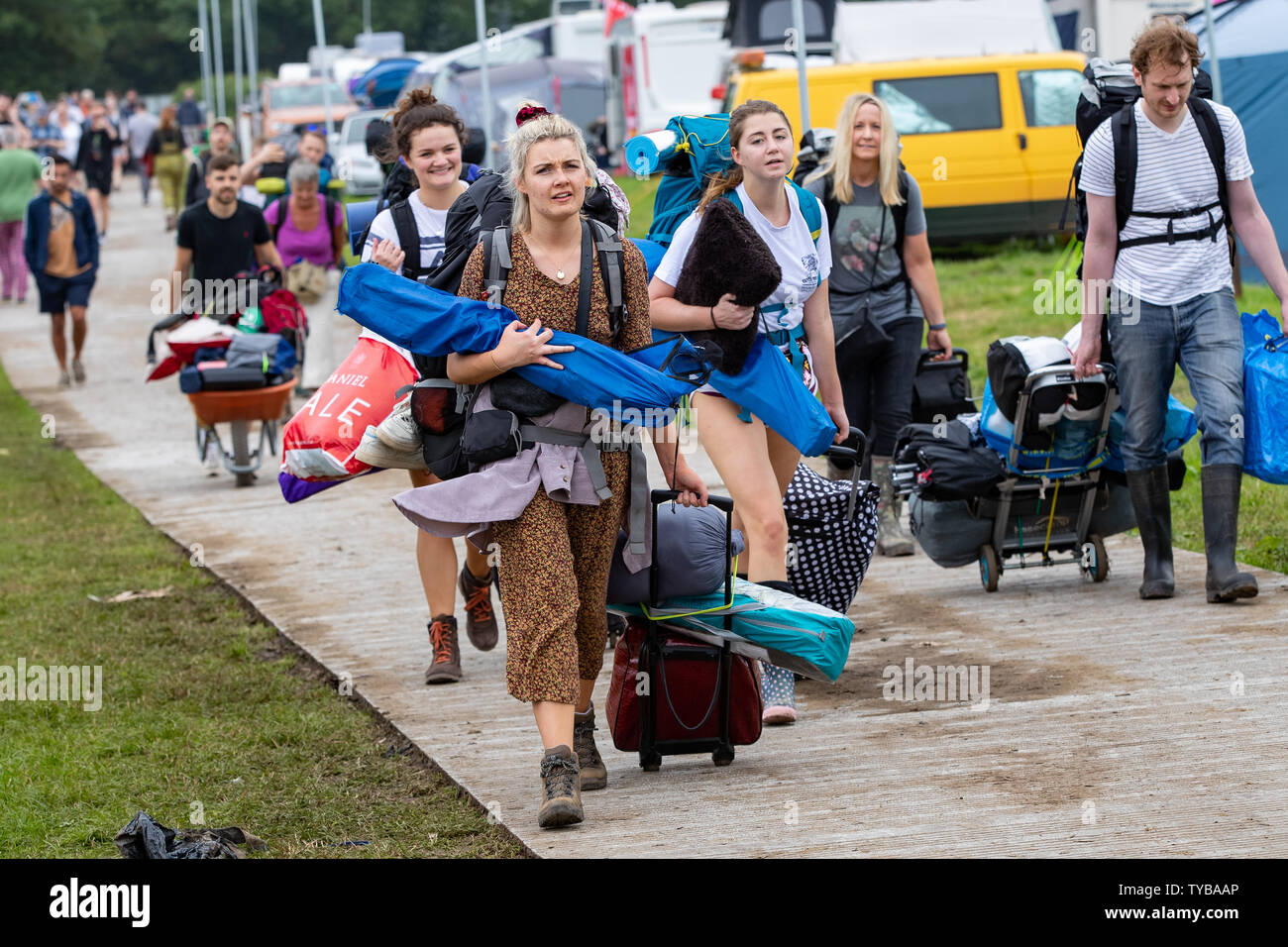 Somerset, UK. 26 Juni, 2019. Somerset, UK. Mittwoch, 26. Juni 2019. Festivalbesucher kommen in Glastonbury Festival würdig Bauernhof in Pilton das 49. Festival - Die heißesten überhaupt sein, Credit: Jason Richardson/Alamy leben Nachrichten Stockfoto