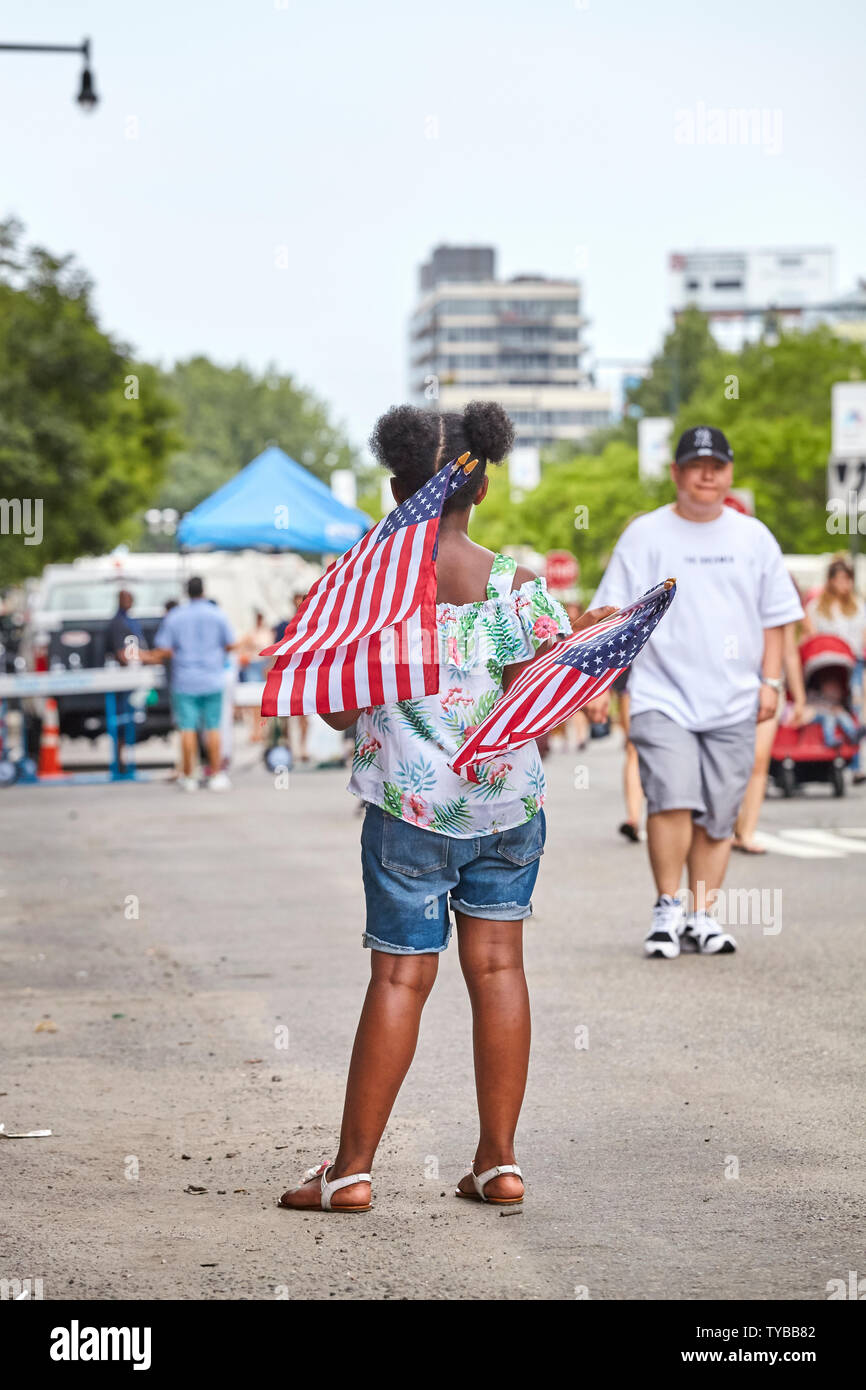 New York, USA - 04. Juli 2018: Frau mit amerikanischen Flaggen während der bundesweiten Feiertag in den Vereinigten Staaten zum Gedenken an die Erklärung der Unabhängigkeit. Stockfoto