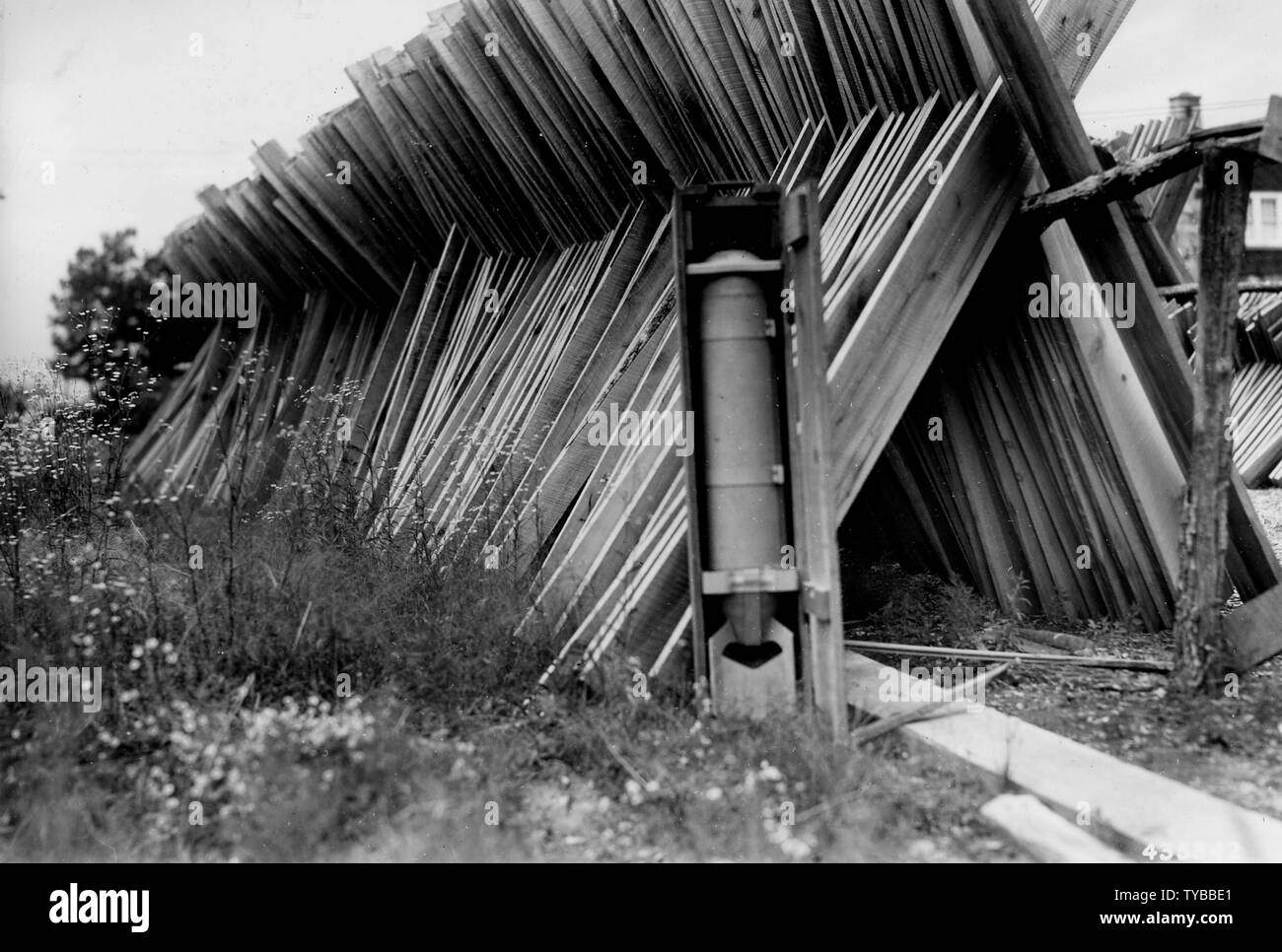 Foto von 100 Pfund Brandbombe; Umfang und Inhalt: Original Bildunterschrift: 100 Pfund Brandbombe-destination Tokyo, sicher in Pine Versandkarton umfasst. Das Holz und die Missouri Produkt wie ist die Verarbeitung in die Fertigung der Container. 104.000 für diese Boxen haben die Edwards Mühle links und Holz Werkstatt in Camdenton, MO für den Versand. Stockfoto