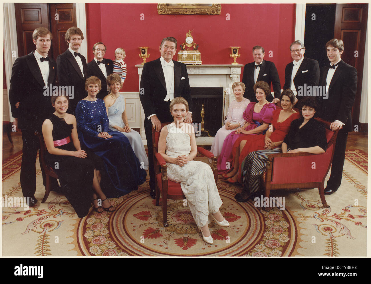 Foto von 1981 Eröffnungs-Familie Foto: (stehend von links nach rechts) Geoffrey Davis, Dennis Revell, Michael Reagan, Cameron Reagan, Präsident Reagan, Neil Reagan, Dr. Richard David, Ron Junior. (Sitzend von links nach rechts) Anne Davis, Maureen Reagan, Colleen Reagan, Frau Reagan, Bess Reagan, Patricia Davis, Patti Davis, Doria Reagan Stockfoto