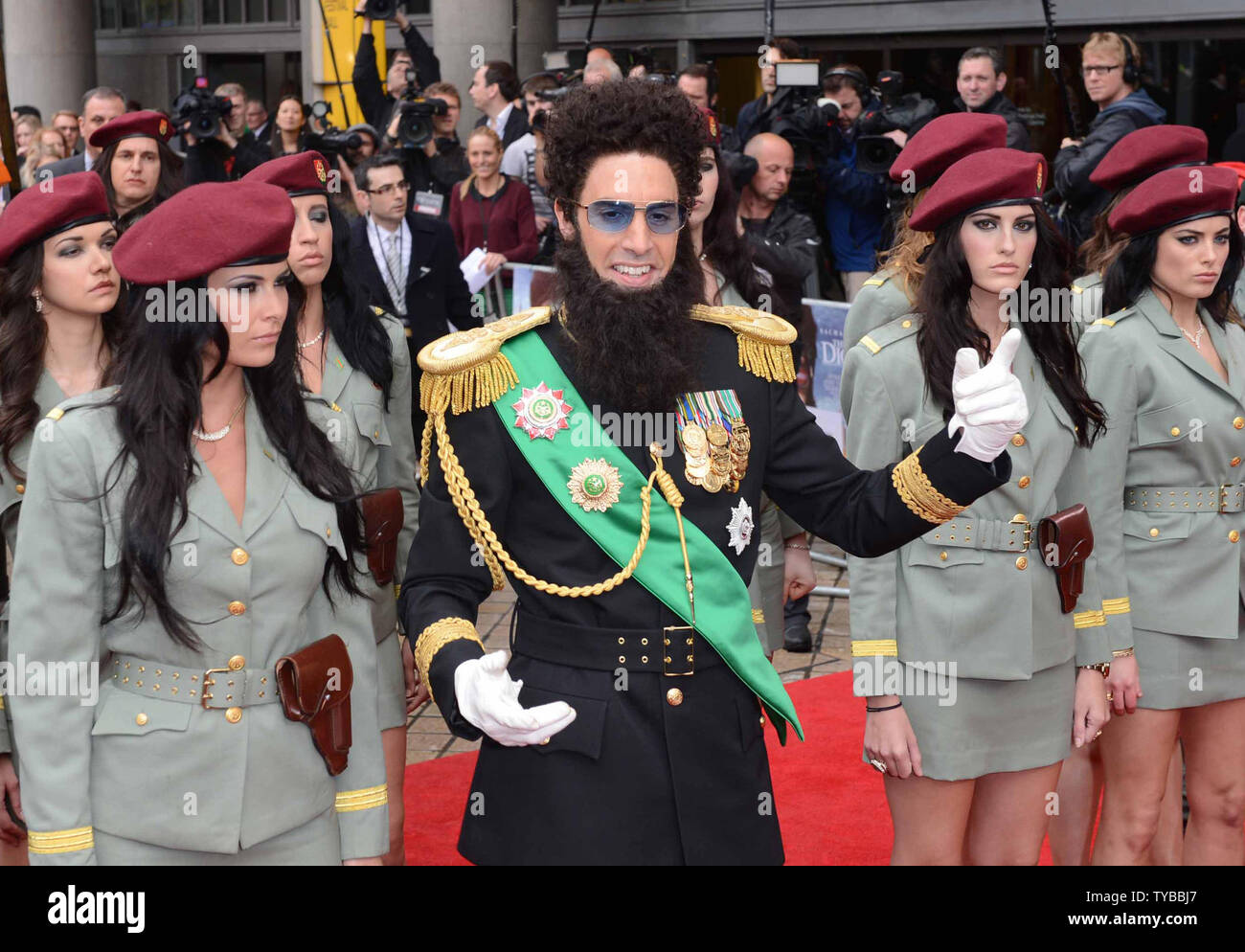 Englisch Schauspieler Sacha Baron Cohen als Admiral Allgemeine Aladeen besucht die Weltpremiere von "Der Diktator" in der Royal Festival Hall in London am 10. Mai 2012. UPI/Paul Treadway Stockfoto