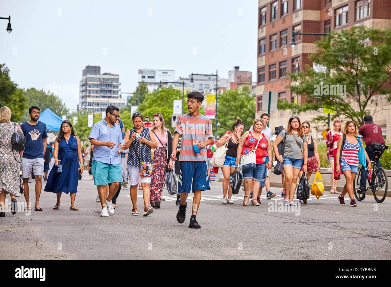 New York, USA - Juli 04, 2018: Die Menschen laufen 4. Juli Feuerwerk in der Gantry Plaza State Park während der bundesweiten Feiertag in den Usa com zu sehen Stockfoto