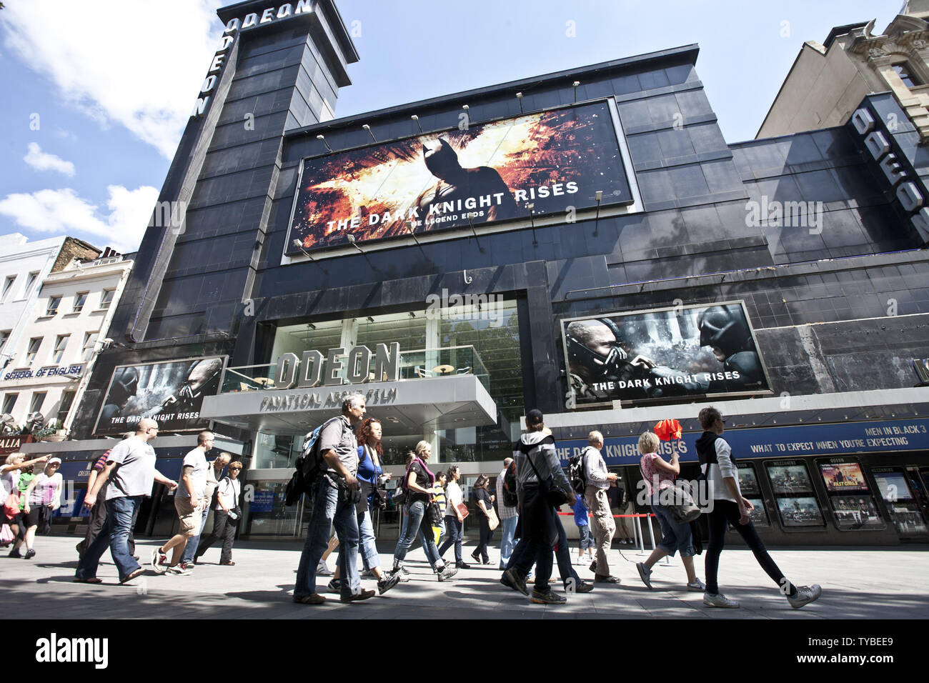 Eine Reisegruppe Spaziergänge Vergangenheit' Der dunkle Ritter Steigende "Spielen im Odeon auf Leichester Square in London am 22. Juli 2012. Fünf Tage bis zur Eröffnung der Olympischen Spiele 2012. Stockfoto