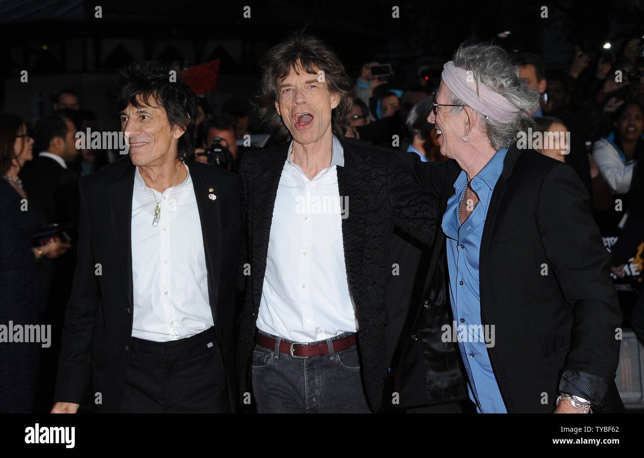 Ronnie Wood, Mick Jagger und Keith Richards aus dem Englischen Band The Rolling Stones besuchen die Premiere von "Crossfire Hurricane' während des 56. BFI London Film Festival, das Odeon Leicester Square in London am 18. Oktober 2012. UPI/Paul Treadway.. Stockfoto
