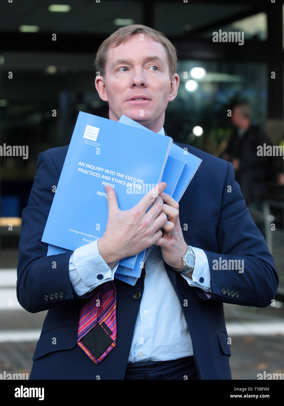 Der Abgeordnete Chris Bryant verlässt die Queen Elizabeth 11 Konferenz Center Holding die viel vorweggenommene leveson Bericht in der britischen Presse Normen an die Medien heute in London veröffentlicht am Donnerstag, November 29, 2012. UPI/Hugo Philpott Stockfoto