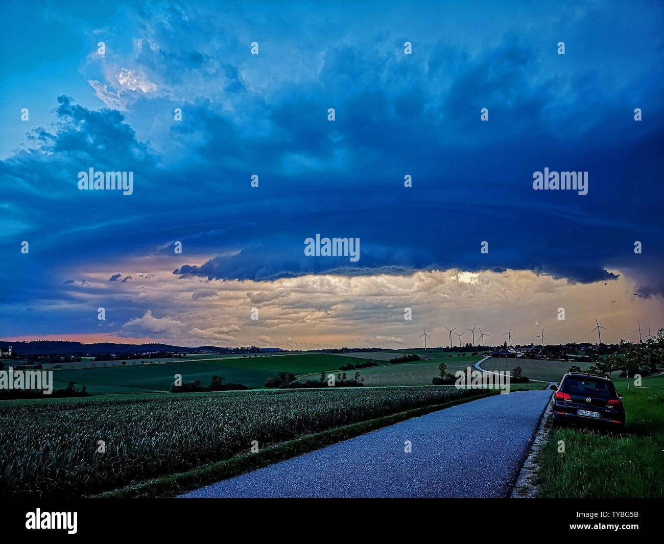 Nähert Sich Gewitter Mit Starkregen, Hagel Und Starke Windböen, Baden ...