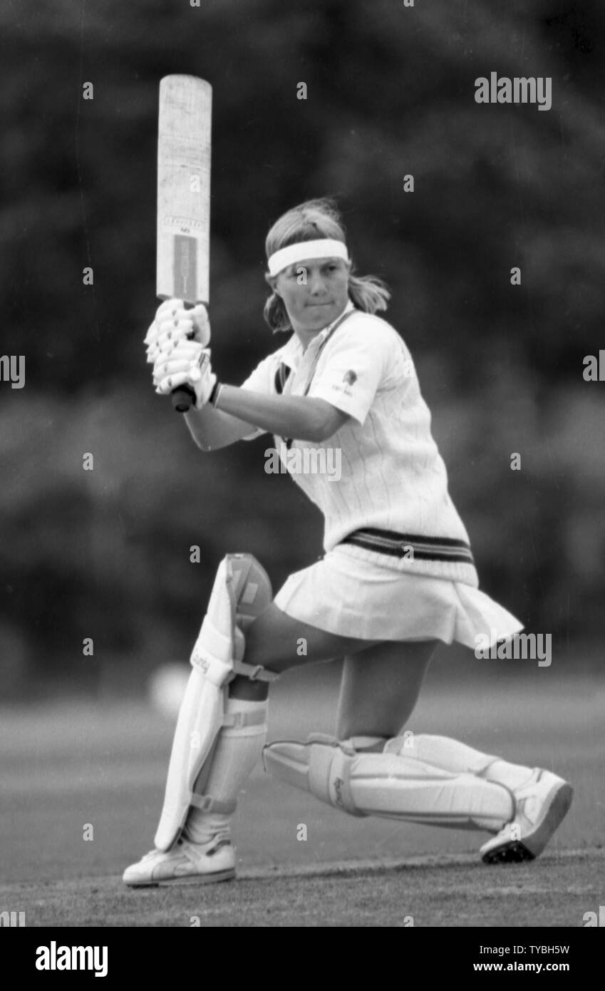 Vom 20. Juli 1990 zwischen England und Irland Kricket der Frauen europäischen Pokalspiel am Kirby Moxloe, Leicestershire. Frauen spielten Kricket in Röcken und Skorts während dieser Zeiten. Foto von Tony Henshaw Stockfoto