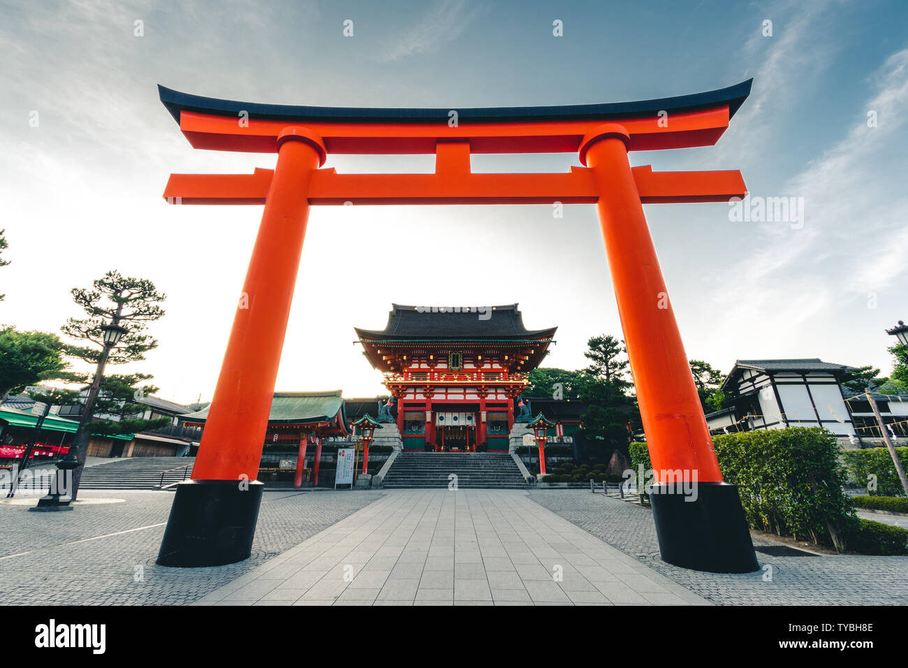 Fushimi Inari Schrein ist ein wichtiger Shinto Schrein im südlichen Kyoto, Japan. Es ist berühmt für seine Tausende von Vermilion torii Tore, die Grätsche ein Stockfoto